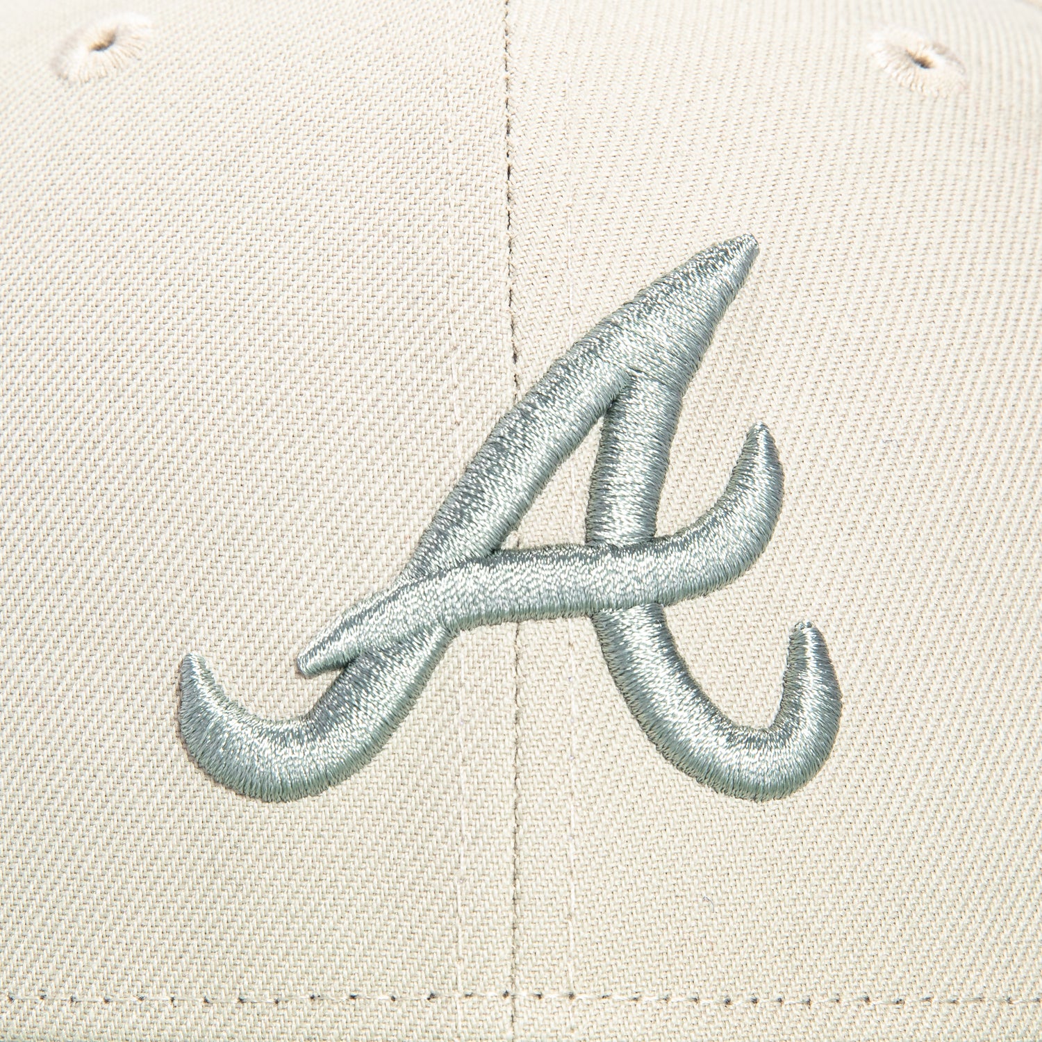 New Era 59Fifty Atlanta Braves Baseball Cap - Stone & Everest Green Color - Official MLB Licensed Snapback Hat for Men & Women - Perfect for Games, Sports & Streetwear Fashion