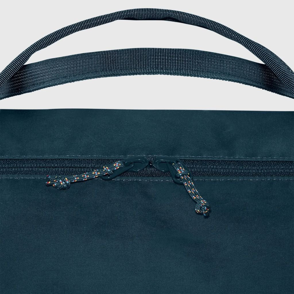 Fjallraven Vardag 30L Duffel Bag - Waterproof Travel Duffel for Men & Women, Weekender Overnight Bag with Shoulder Strap - Perfect for Gym, Camping, Hiking & Weekend Trips (Deep Forest Green)
