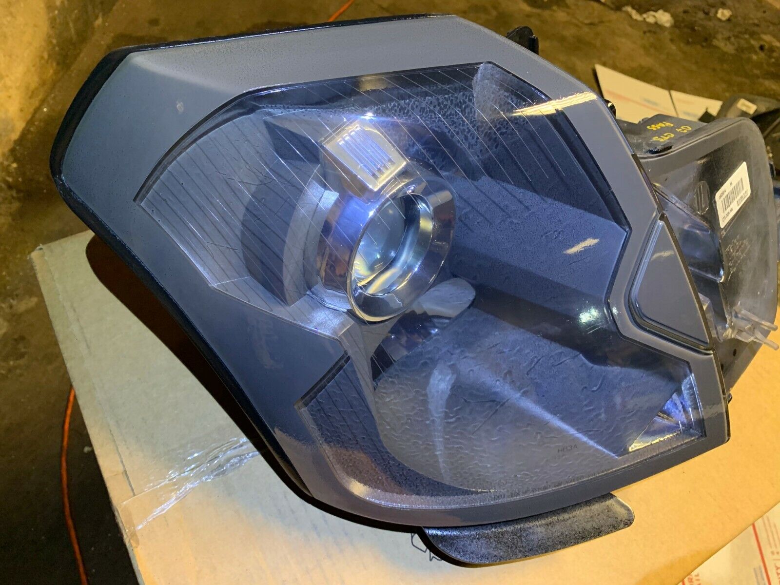 2005-2007 Cadillac CTS Right Passenger Side Headlight Assembly - OEM Replacement Part for Improved Night Driving Safety