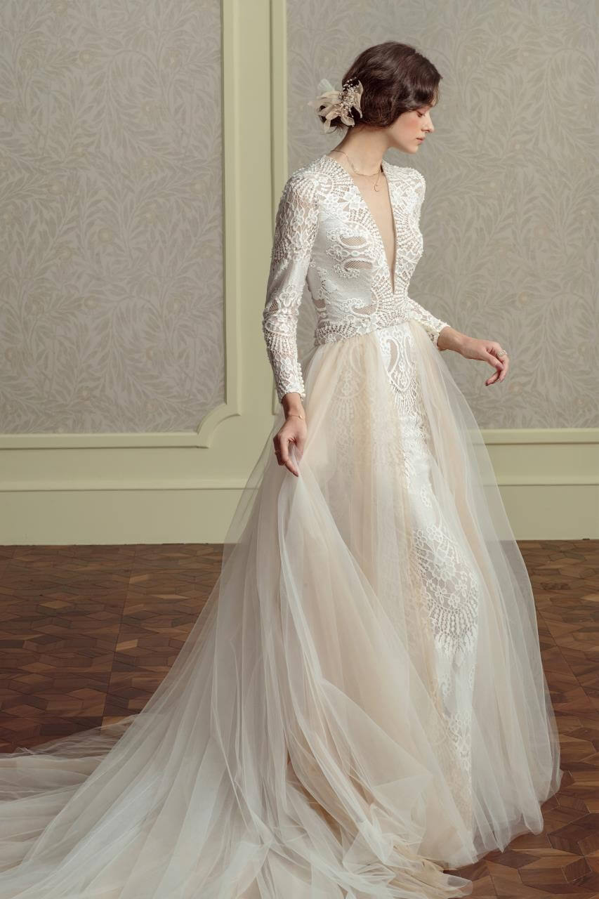 Vintage 2-in-1 Lace A-Line Wedding Dress with Long Sleeves, V-Neck & Backless Design - Elegant Train for Bridal Ceremony & Formal Events