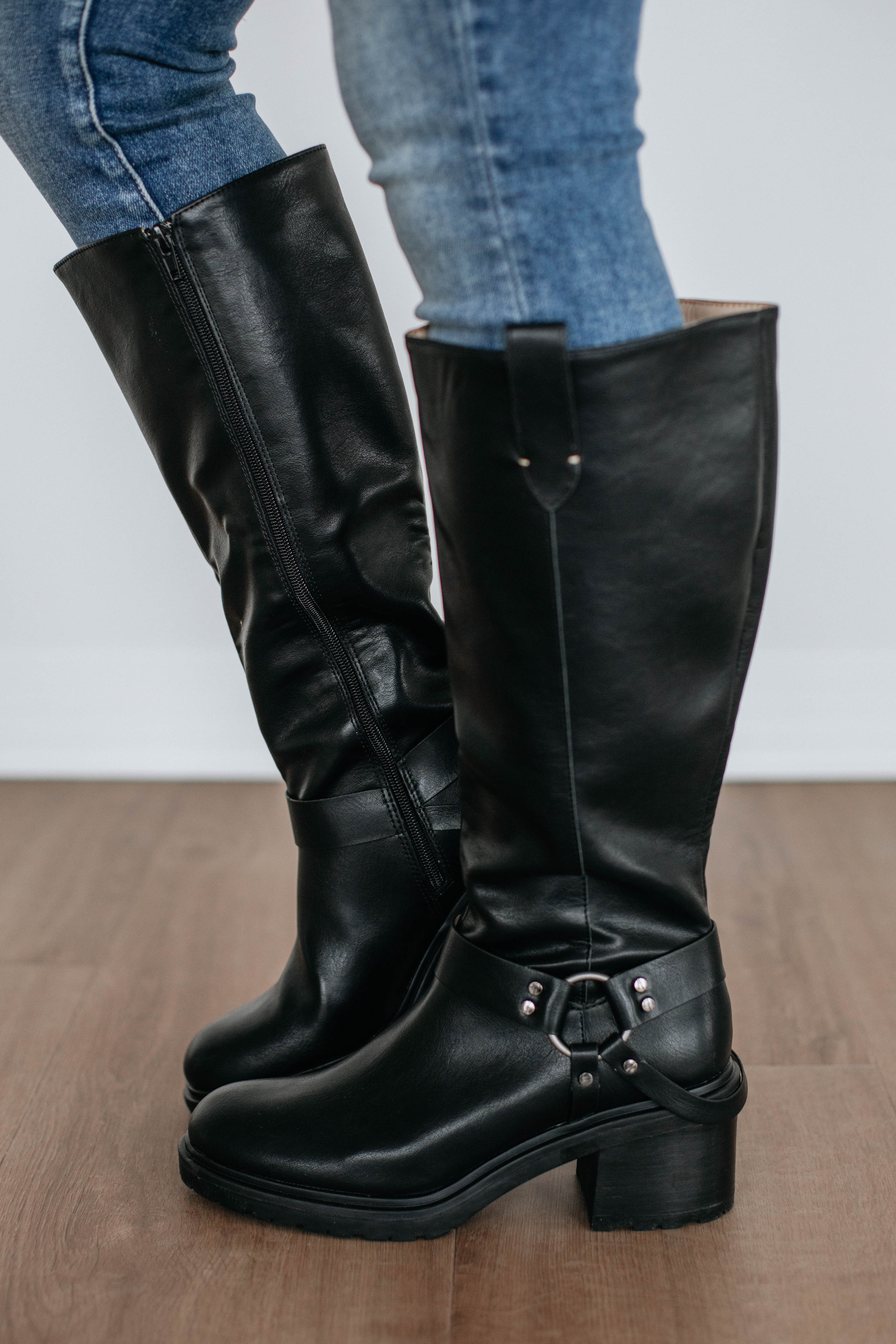 Stylish Black Boots for Women - Comfortable & Trendy Footwear for Fall & Winter - Perfect for Casual Outfits, Work & Outdoor Adventures