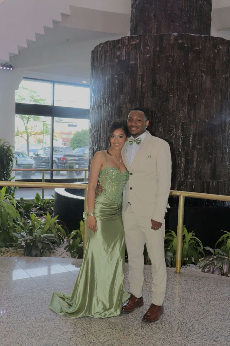 Elegant Green Mermaid Satin Long Prom Dress with Lace Detail - Formal Evening Gown for Homecoming, Wedding, and Special Occasions - Style J5193