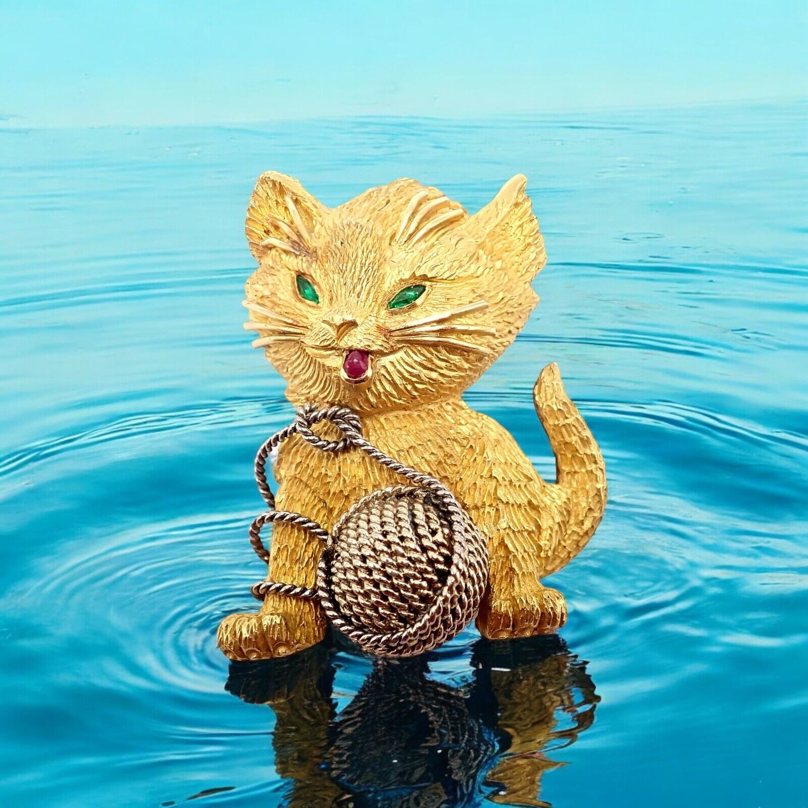 Vintage Tiffany & Co. France 20k Yellow Gold Ruby Emerald Cat Brooch Pin - Elegant Collectible Jewelry for Special Occasions & Gift Giving