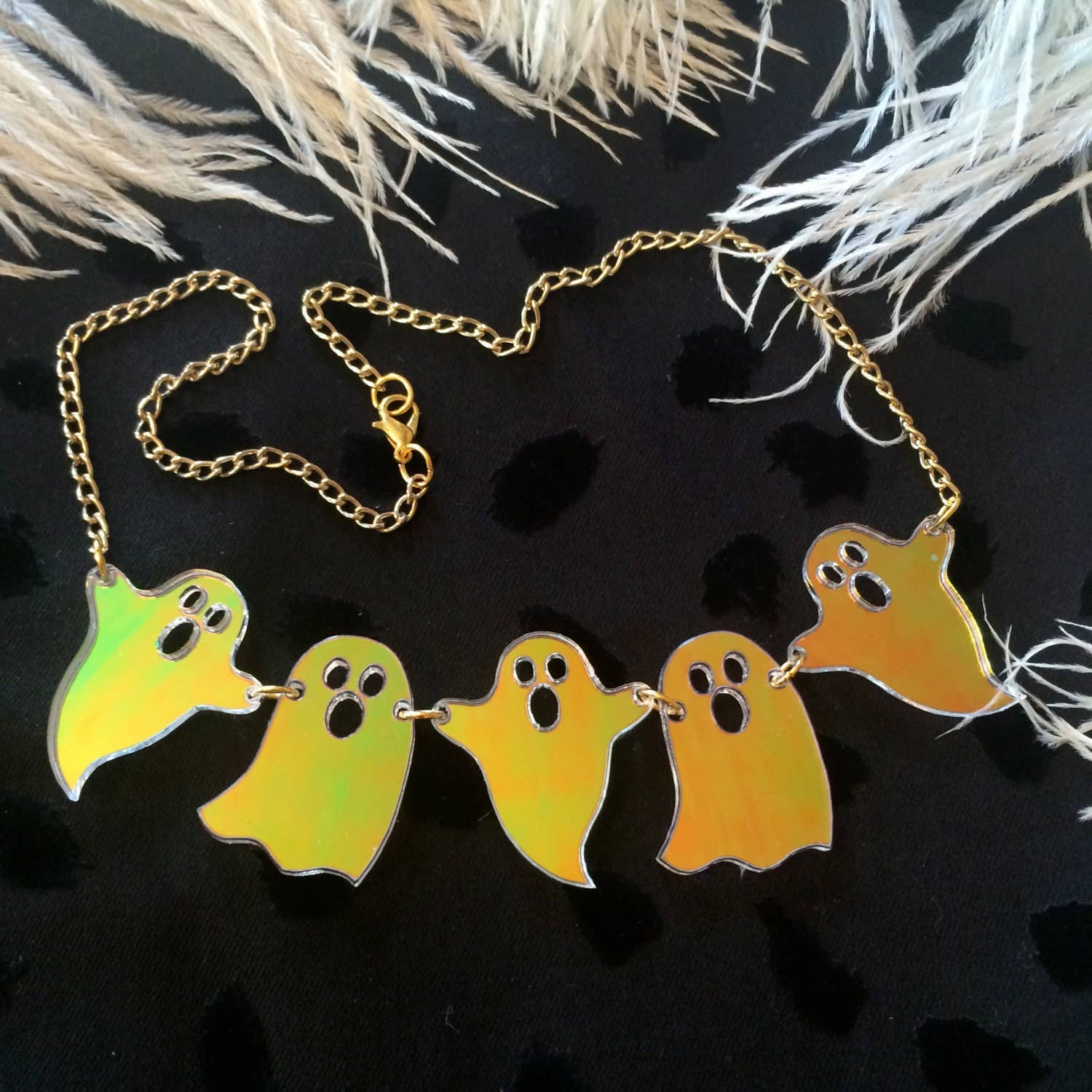 5 Ghostly Friends Necklace - Halloween Jewelry for Women, Cute Ghost Pendant Necklace, Spooky Gift for Best Friends - Perfect for Halloween Parties & Costume Accessories