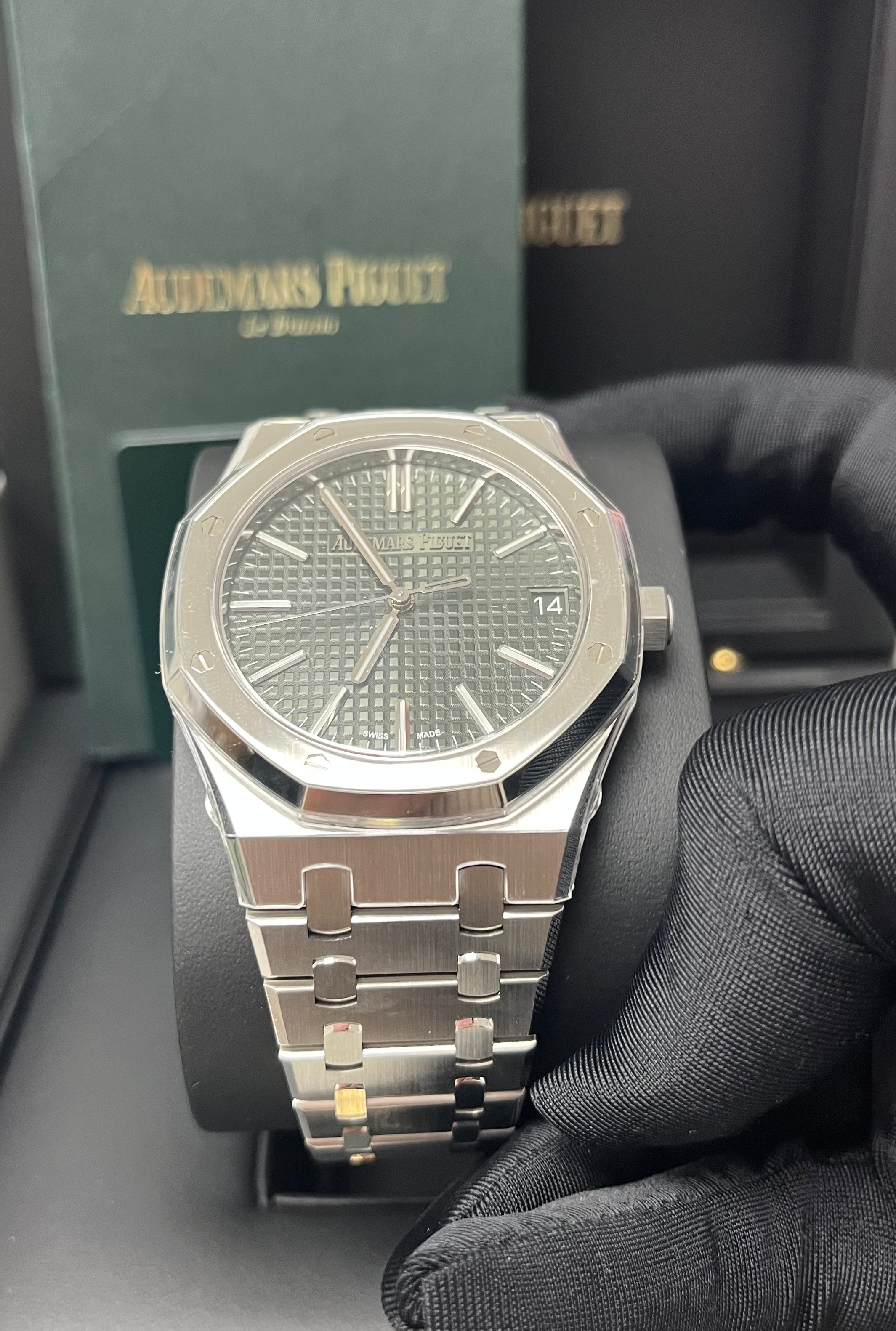 Audemars Piguet Royal Oak 41mm Selfwinding Stainless Steel Watch with Green Dial 15510ST.OO.1320ST.09 - Luxury Timepiece for Men, Perfect for Business Meetings & Formal Events
