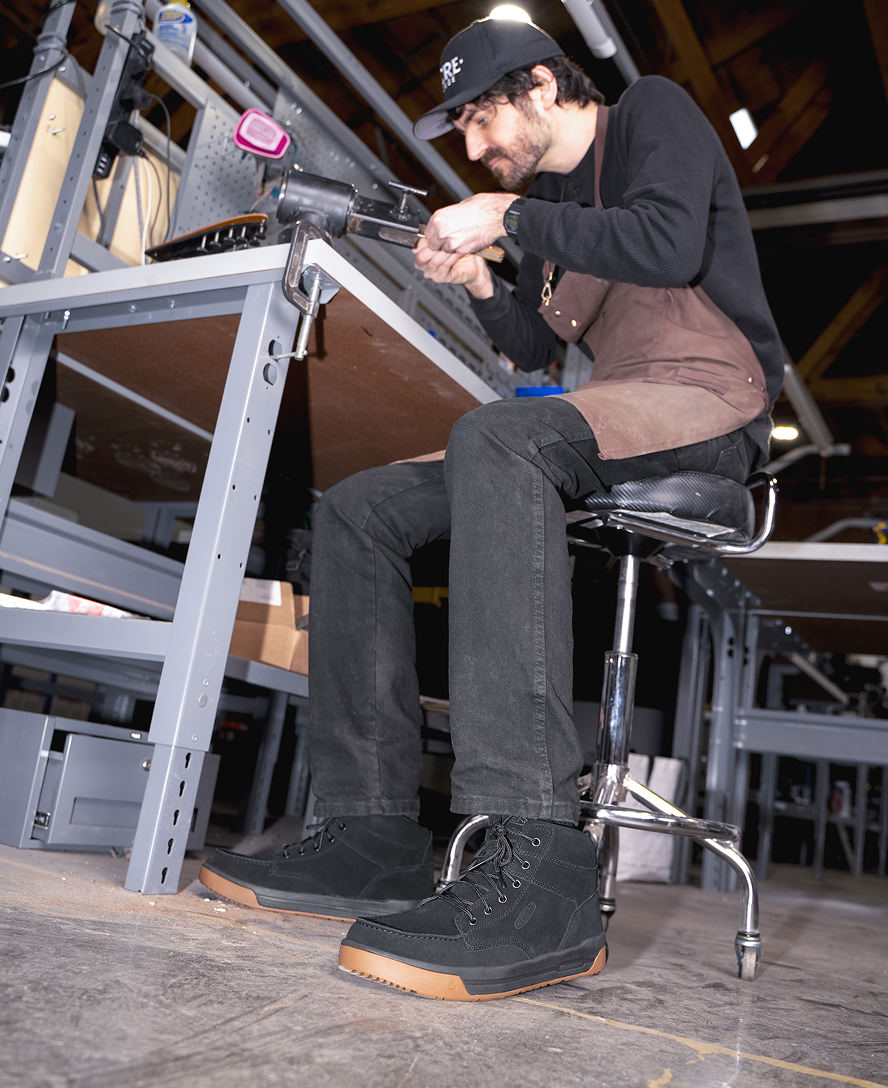 Men's Gibson Soft Toe Work Boots - Black & Gum Leather - Comfortable & Durable for Construction, Hiking & Outdoor Activities