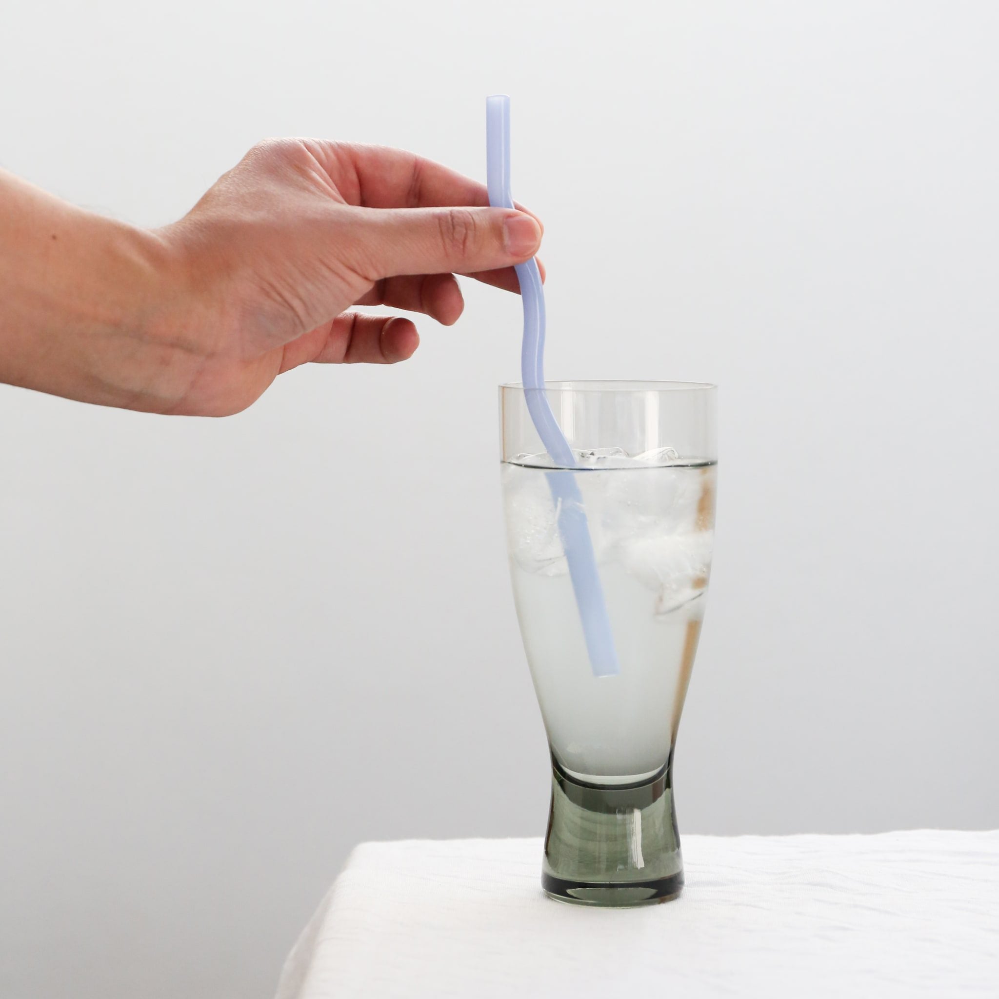 DESIGNSTUFF Curve Glass Straw Set of 4 - Reusable, Eco-Friendly Drinking Straws in Mixed Colors (Mist/Lemon/White/Cinnamon) - Perfect for Smoothies, Cocktails & Iced Coffee at Home or Office