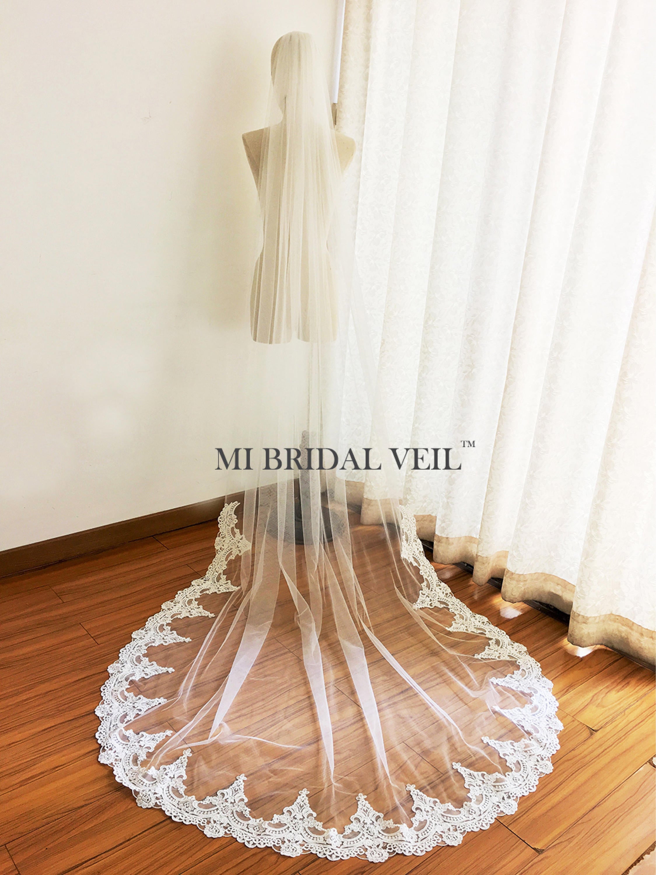 Elegant Cathedral Wedding Veil with Lace Trim - Single Tier Bridal Veil for Romantic Weddings & Formal Occasions