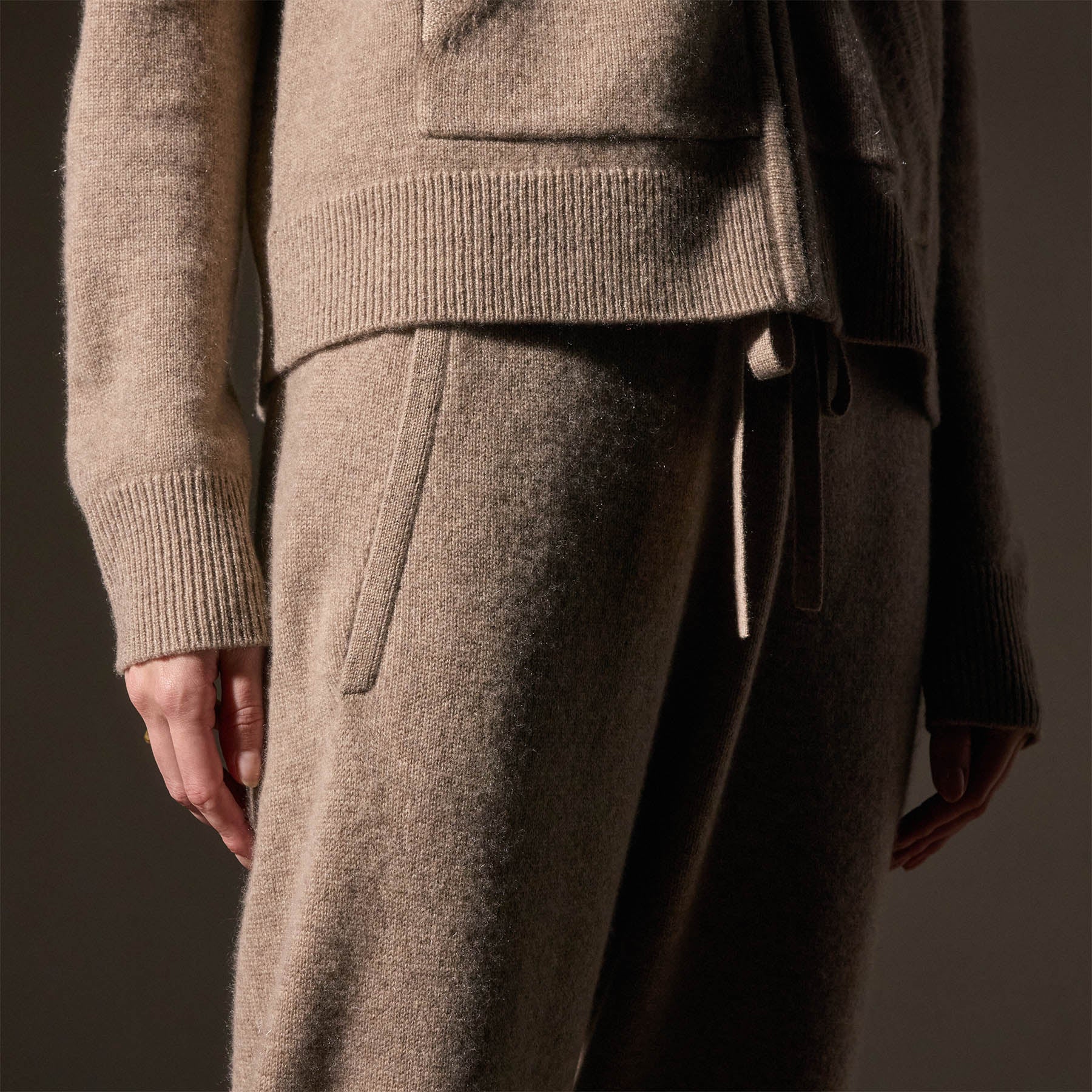 Luxury Cashmere Jogger Pants for Women & Men - Soft & Warm Fleece-Lined Sweatpants - Coyote Brown - Perfect for Lounge, Travel & Winter Comfort