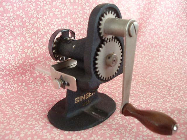 Vintage Singer Hand Crank Pinker - Original Sewing Tool for Fabric Edging | Perfect for Quilting, Dressmaking & DIY Crafts