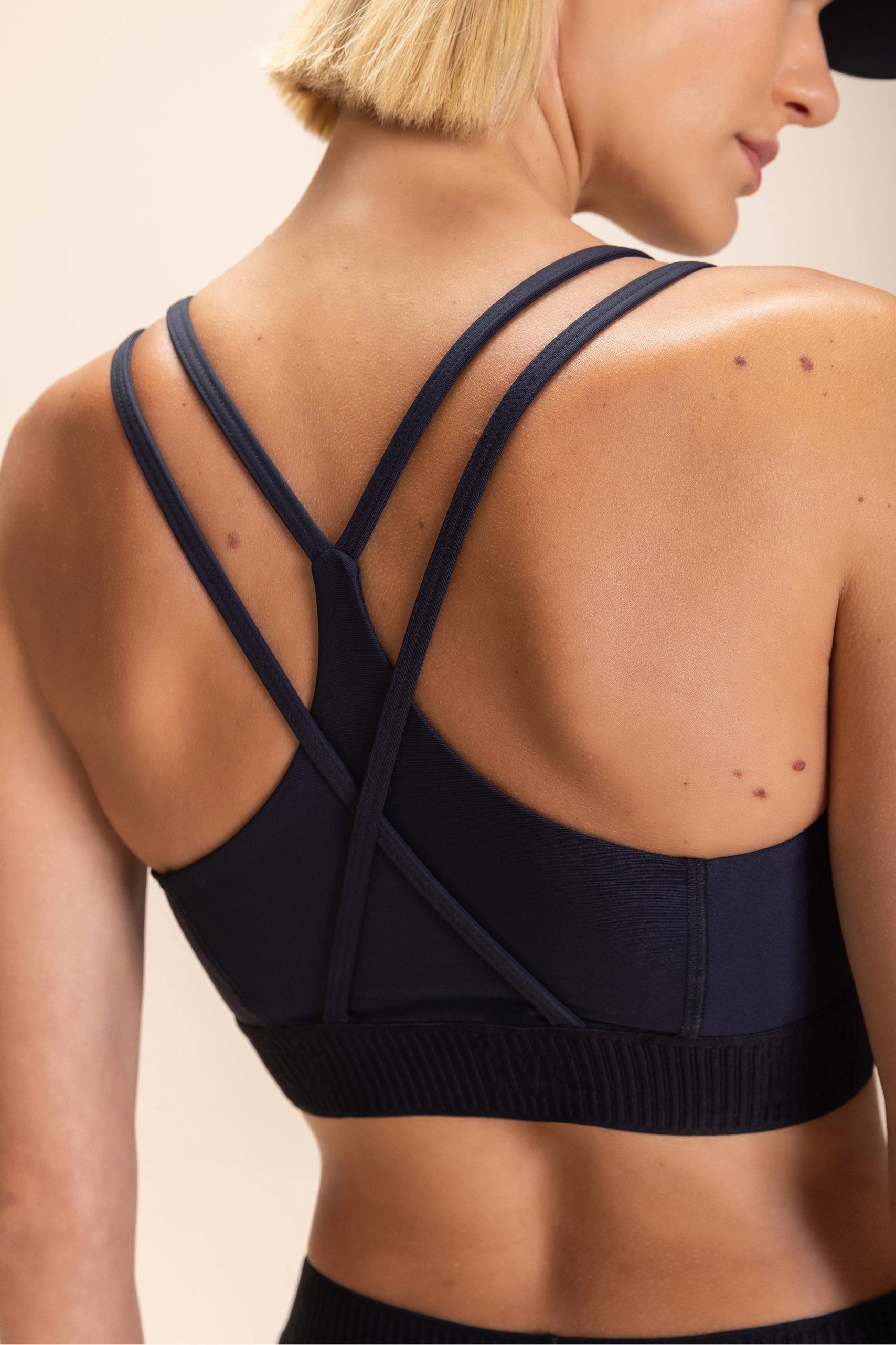 High-Performance Hyper Sports Bra for Women - Breathable & Supportive Workout Top for Running, Yoga & Gym - Perfect for Active Lifestyles