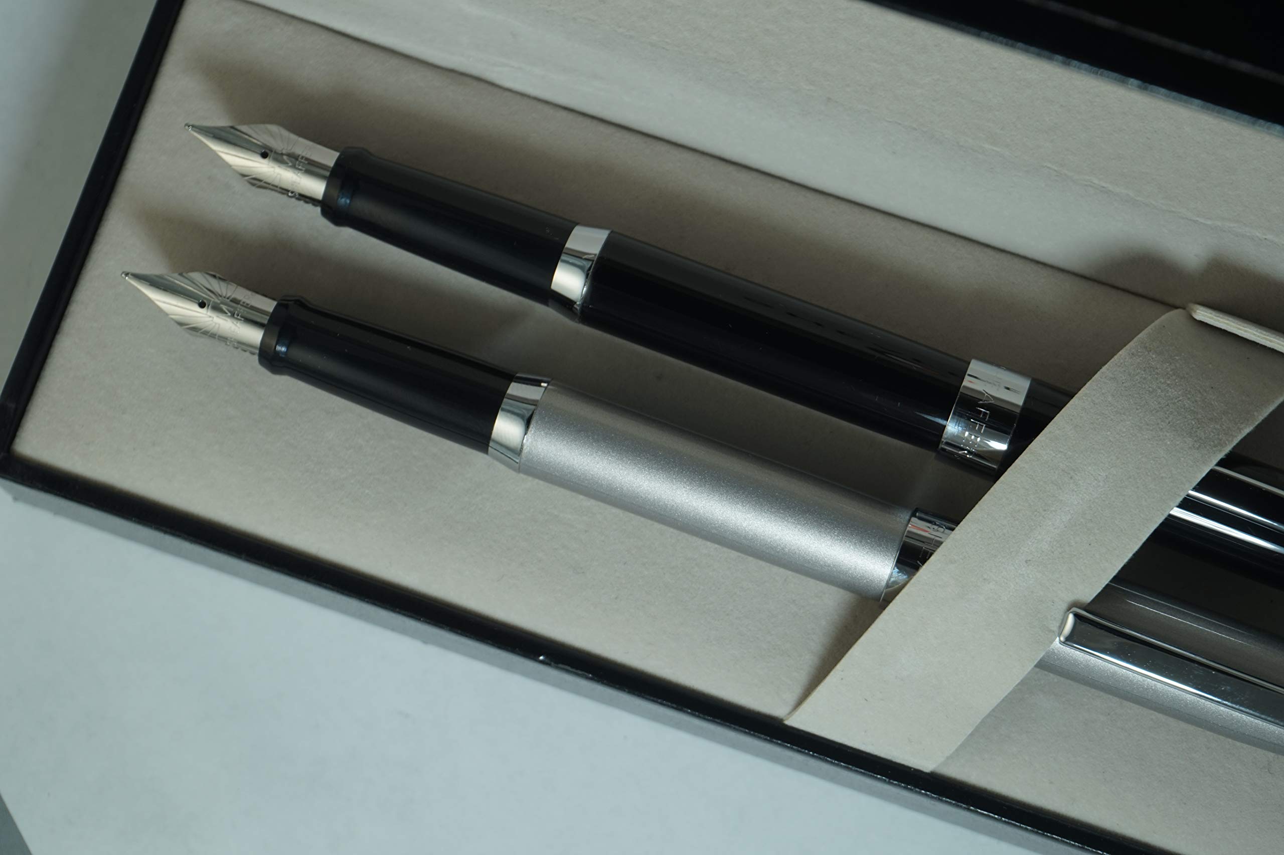 Sheaffer Sagaris Black Lacquer & Beige Silver Fountain Pen Set - Medium Stainless Steel Nib for Men & Women - Perfect for Office, Gifts & Calligraphy Writing
