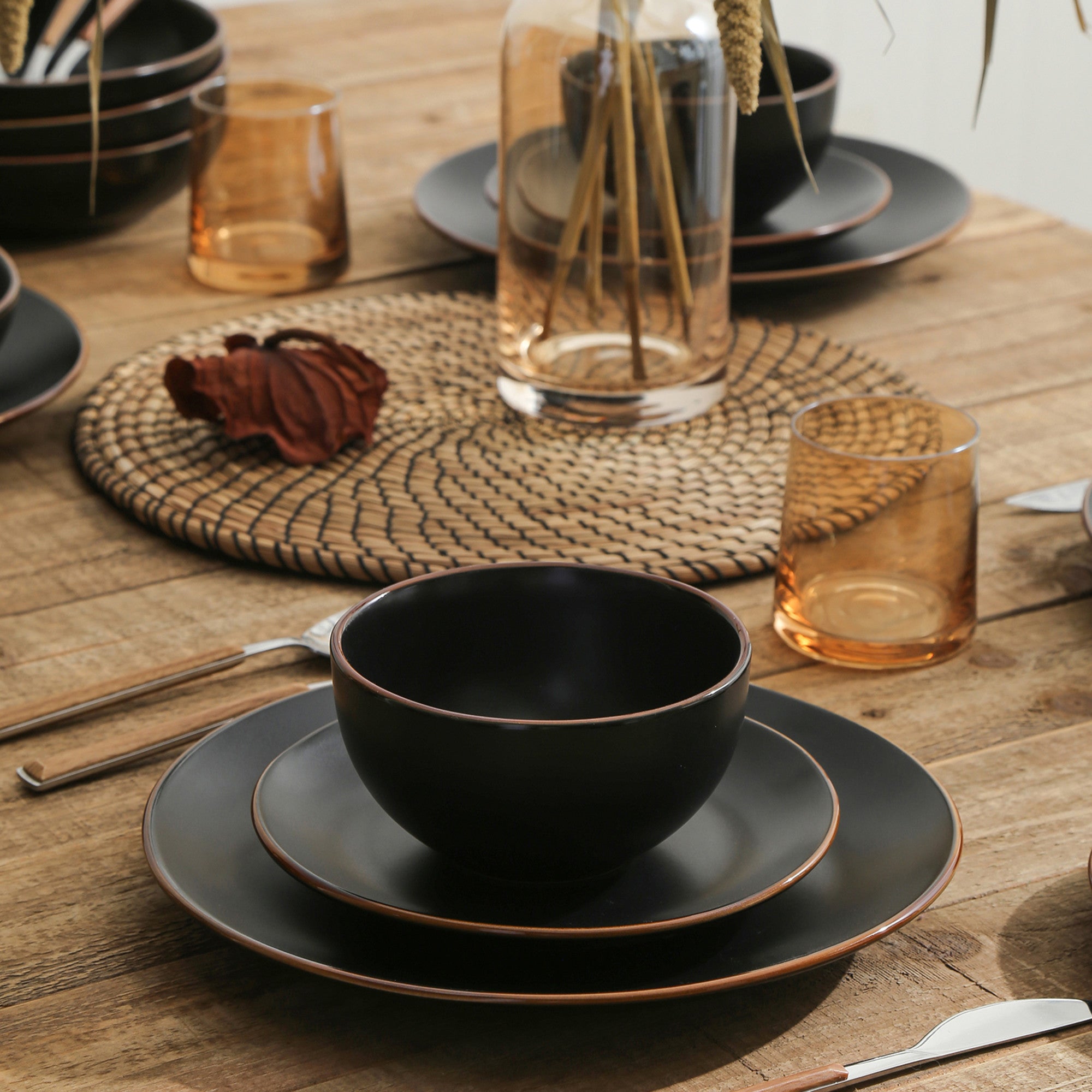Premium Brasa Stoneware Dinnerware Set - 16-Piece Black Porcelain Dinnerware for 4, Elegant & Durable Restaurant-Quality Plates, Bowls & Mugs - Perfect for Family Dinners, Entertaining Guests & Daily Use