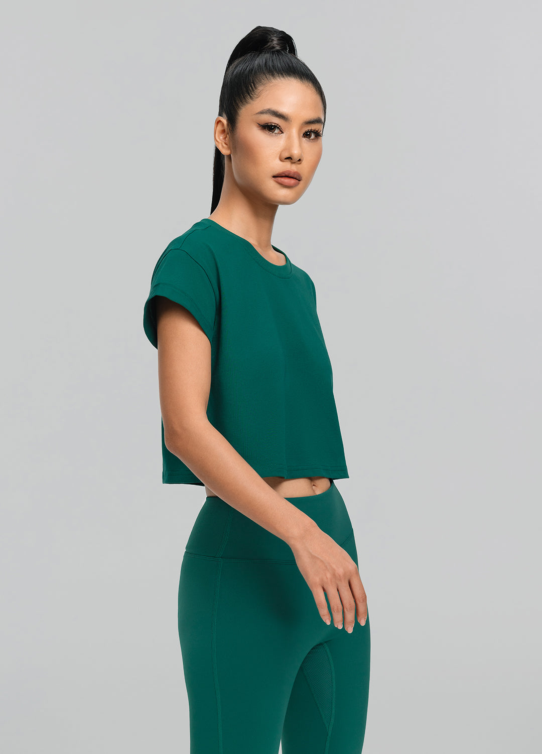 Cropped Cotton T-Shirt for Women - Soft Breathable Short Sleeve Tee - Casual Summer Top for Outfits, Streetwear & Layering
