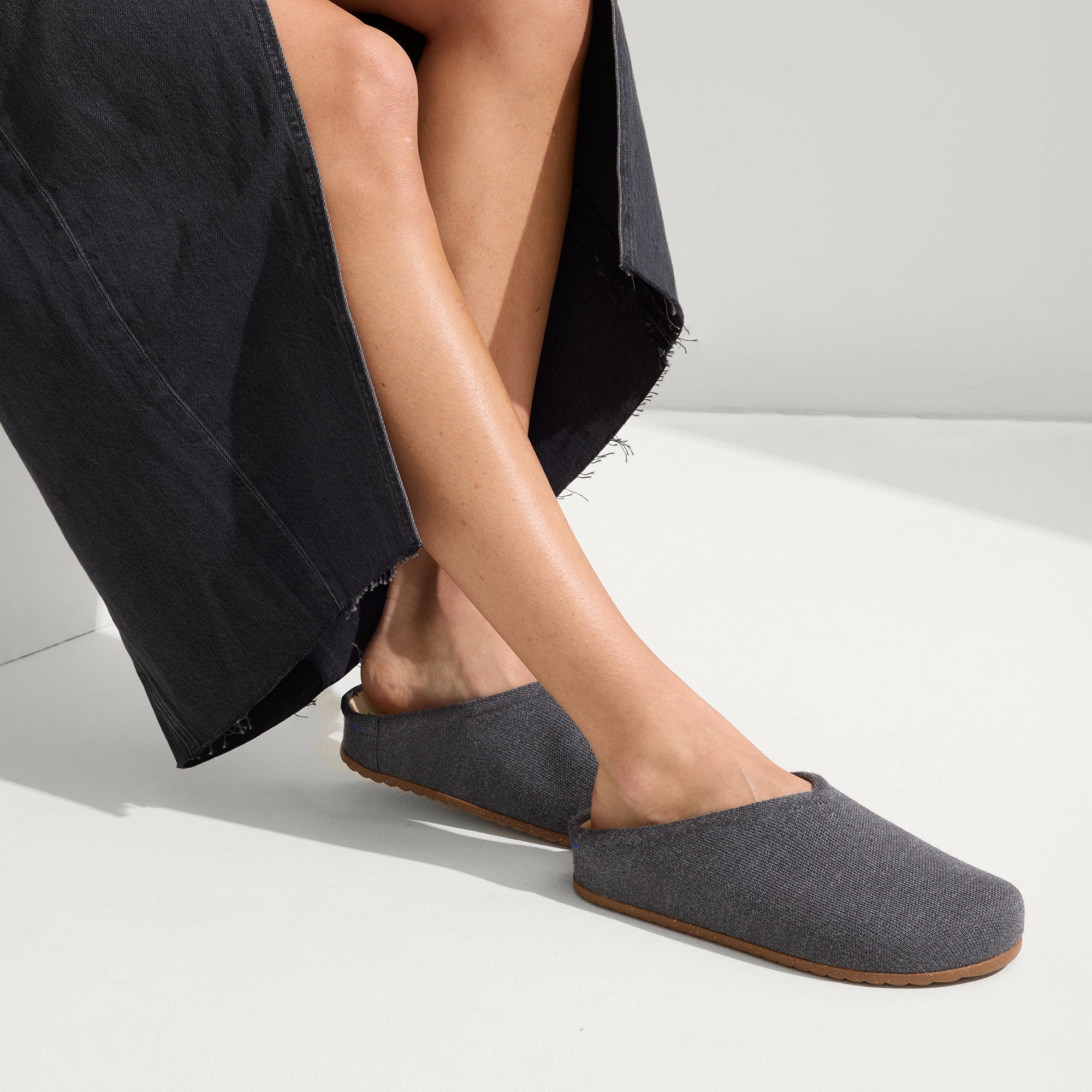 Comfortable Casual Clogs for Women & Men - Slip-Resistant Mountain Grey Outdoor Shoes for Walking, Gardening & Relaxing at Home