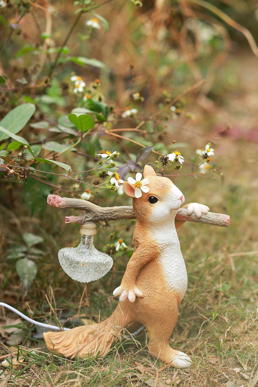 Modern Squirrel-Shaped Table Lamp - Cute Animal Desk Light for Kids Room, Study & Nursery Decor - Perfect Night Light for Bedtime Reading & Cozy Ambience