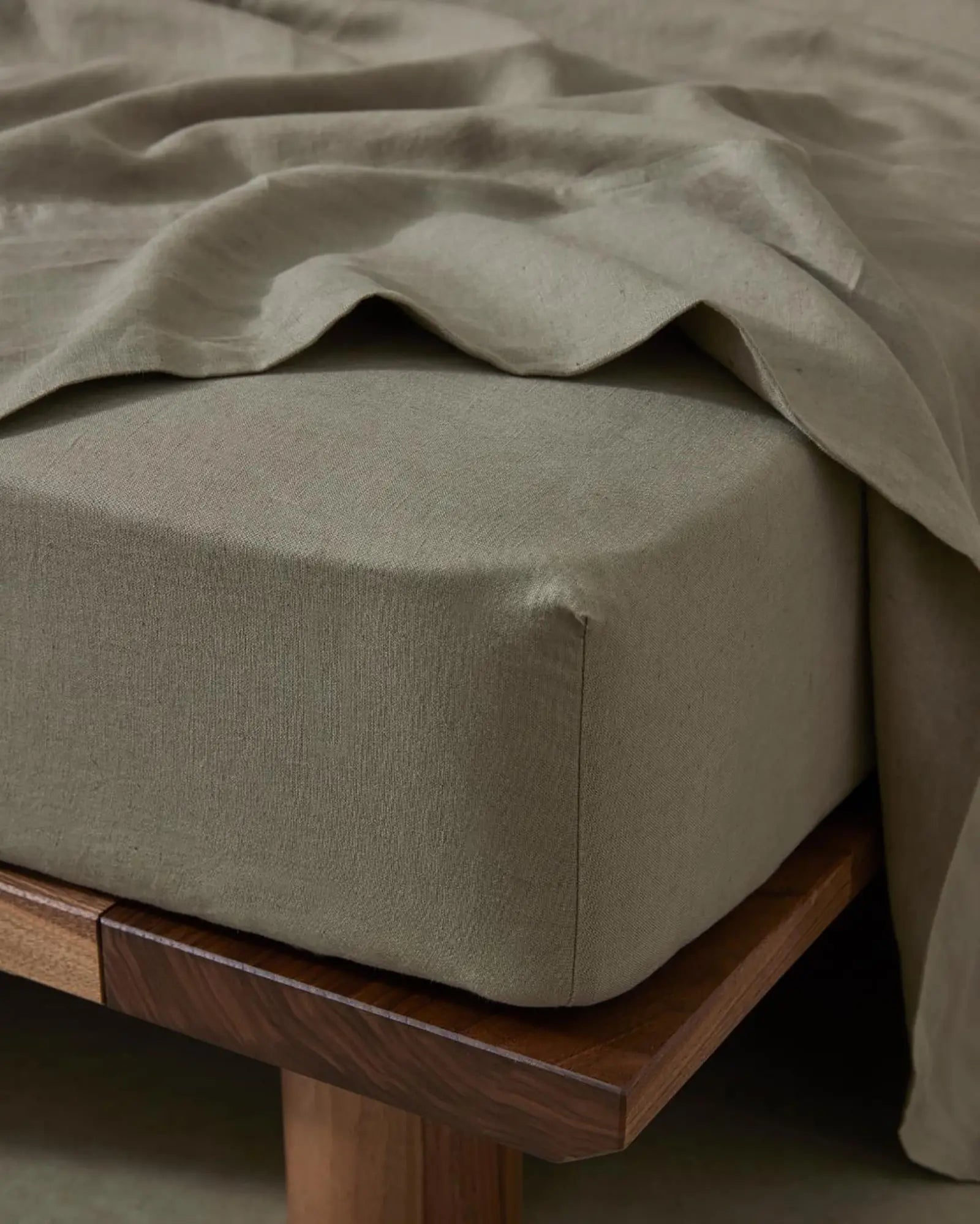 Premium Ravello Fitted Sheet - Deep Pocket Elastic Corners, Wrinkle-Resistant & Breathable - Perfect for Queen Size Beds, Guest Rooms & Vacation Homes (Caper Color)