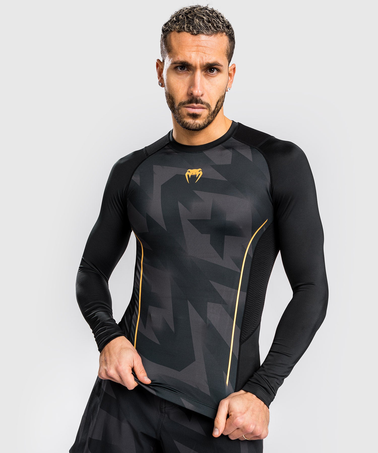 Venum Razor Rashguard Long Sleeves - Black & Gold Compression Shirt for MMA, BJJ & Grappling - Moisture Wicking & UV Protection Training Gear