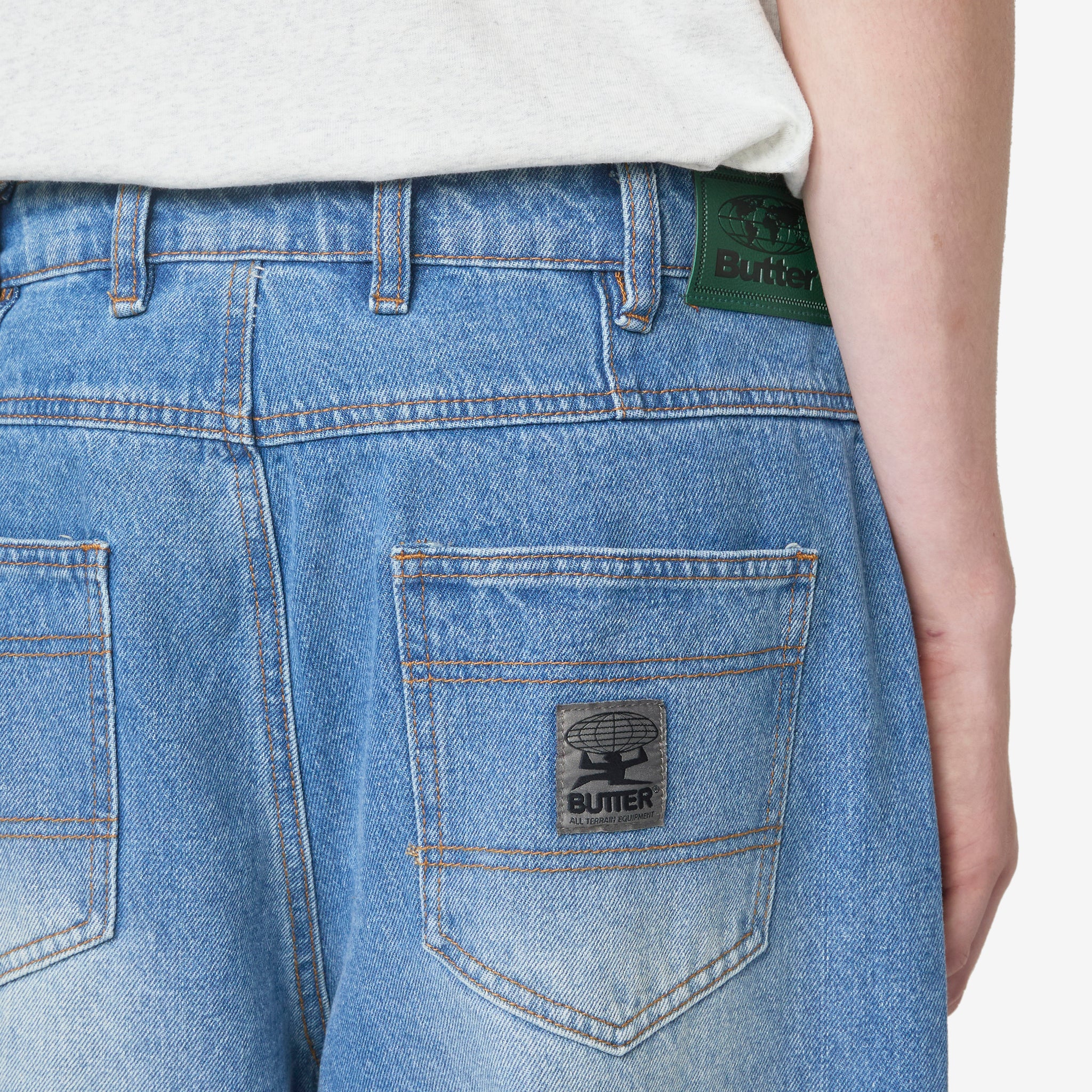 Stylish Wide Cut Denim Jeans in Classic Indigo Wash - Perfect for Casual Outfits and Everyday Wear