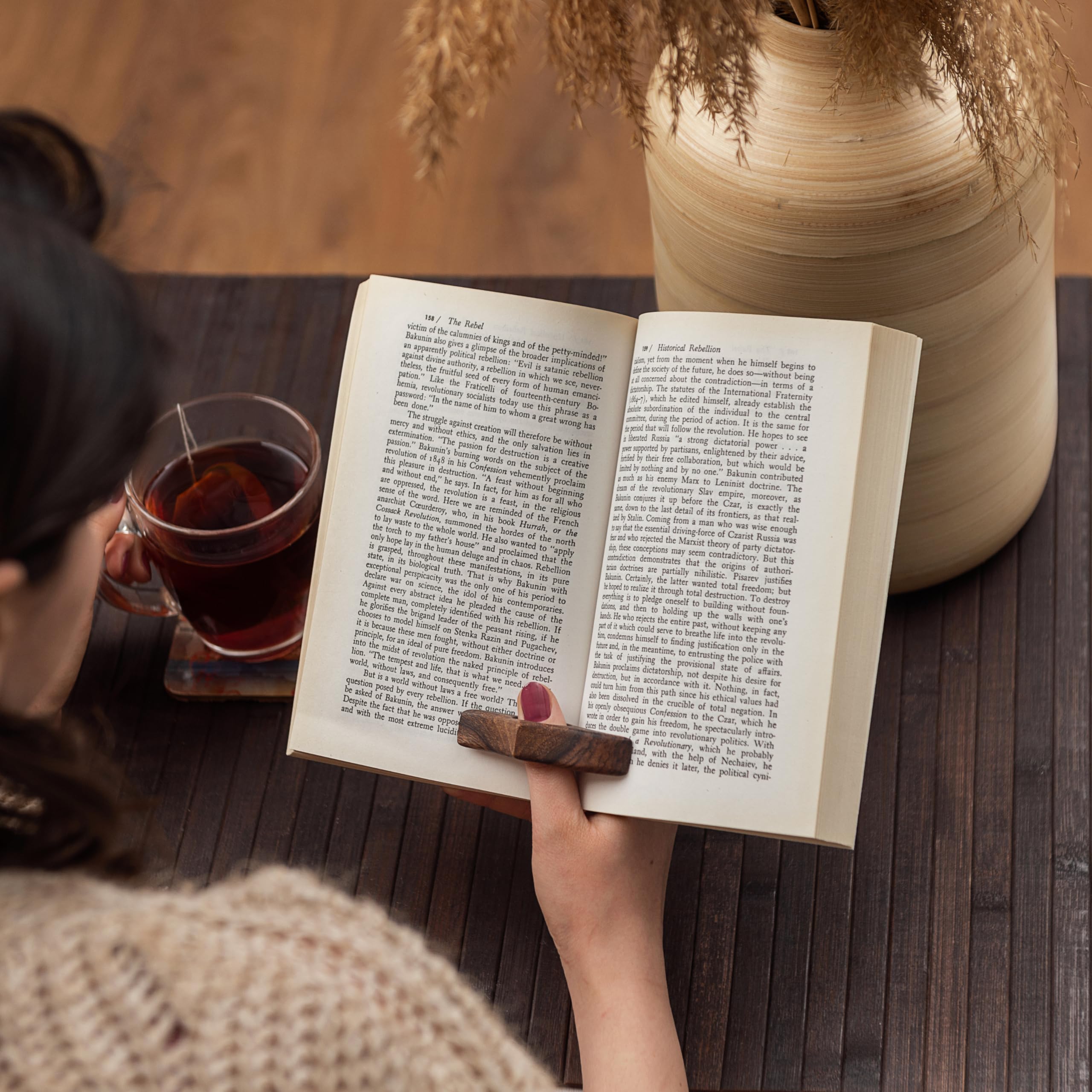 TILISMA Handmade Walnut Wood Thumb Book Page Holder - Perfect Reading Accessory for Book Lovers, Teachers & Bookworms - Great Gift for Avid Readers - Use for Novels, Textbooks & Cookbooks While Reading in Bed or Traveling