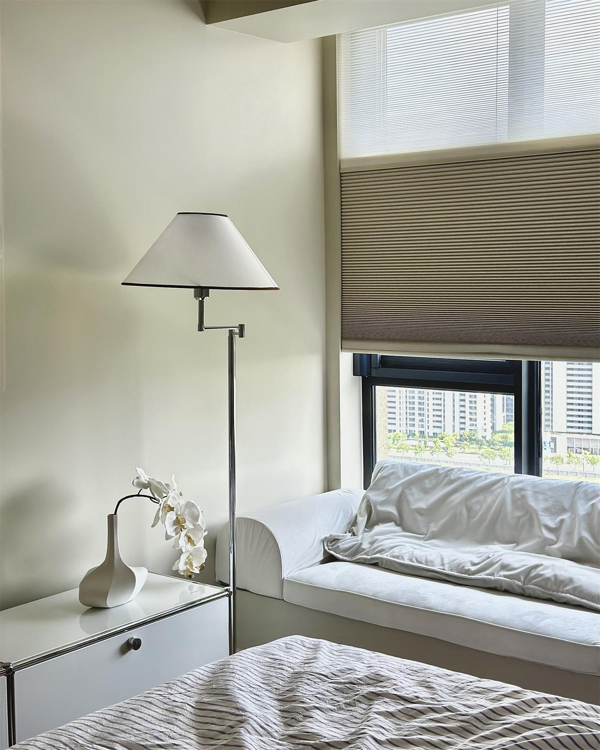 Modern Dakota Floor Lamp - Adjustable Height LED Standing Light for Living Room, Bedroom & Office - Warm White & Cool White Dimmable Reading Light with Remote Control
