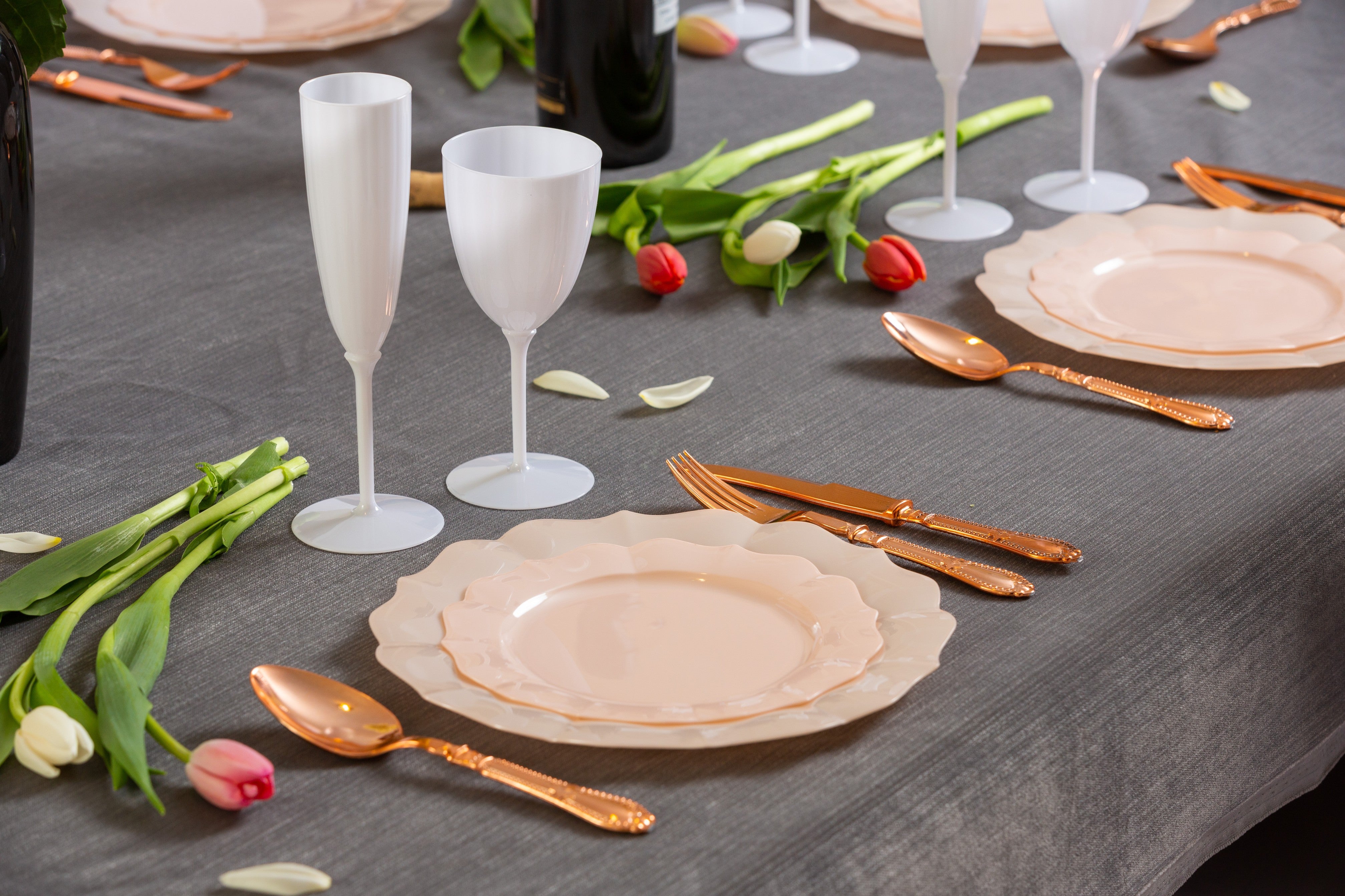 Eco-Friendly Pink Round Plastic Plates with Scalloped Edge - 10 Inch Disposable Party Plates for Birthday, Wedding & Picnic - Perfect for Outdoor Events & Home Decor