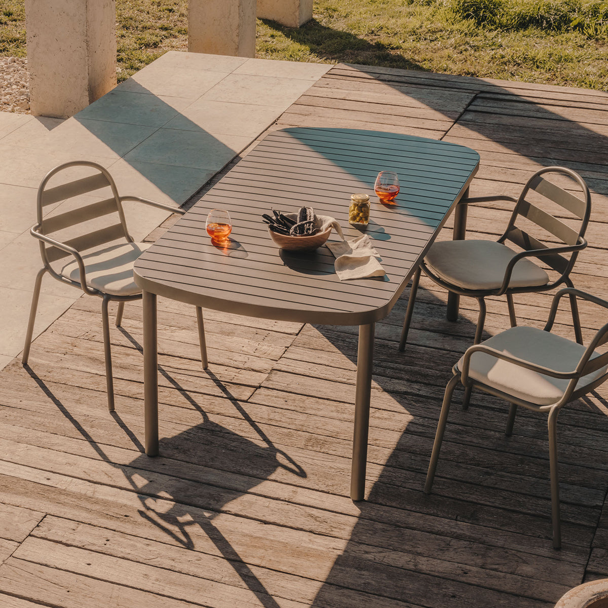 Joncols Outdoor Dining Arm Chair - Weather-Resistant Patio Furniture for Garden, Poolside, and Backyard - Comfortable & Durable Outdoor Seating for Relaxing and Entertaining