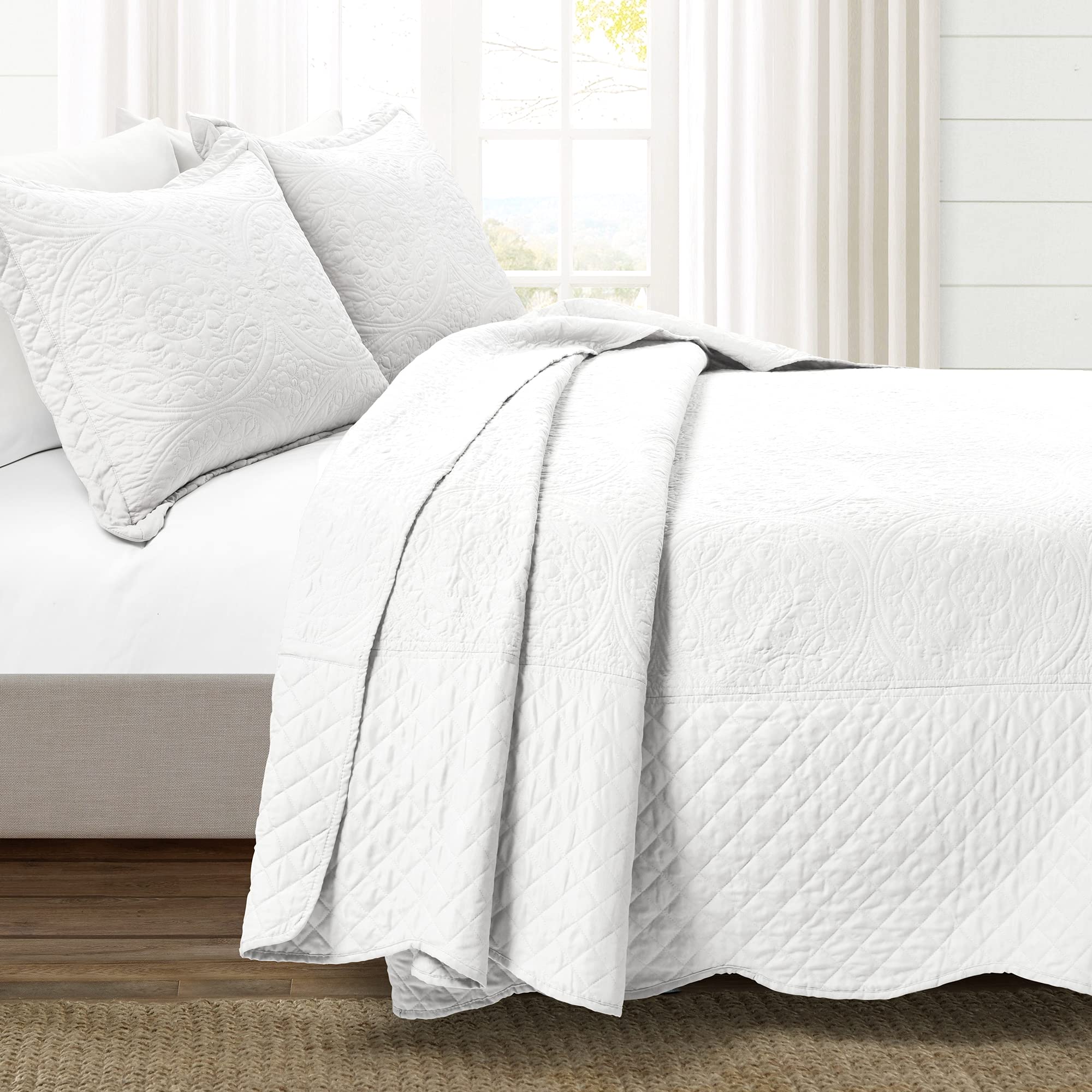 Lush Decor Medallion Scallop 5-Piece King Size Bedspread Set in White - Luxury Bedding for Master Bedroom & Guest Room Decor