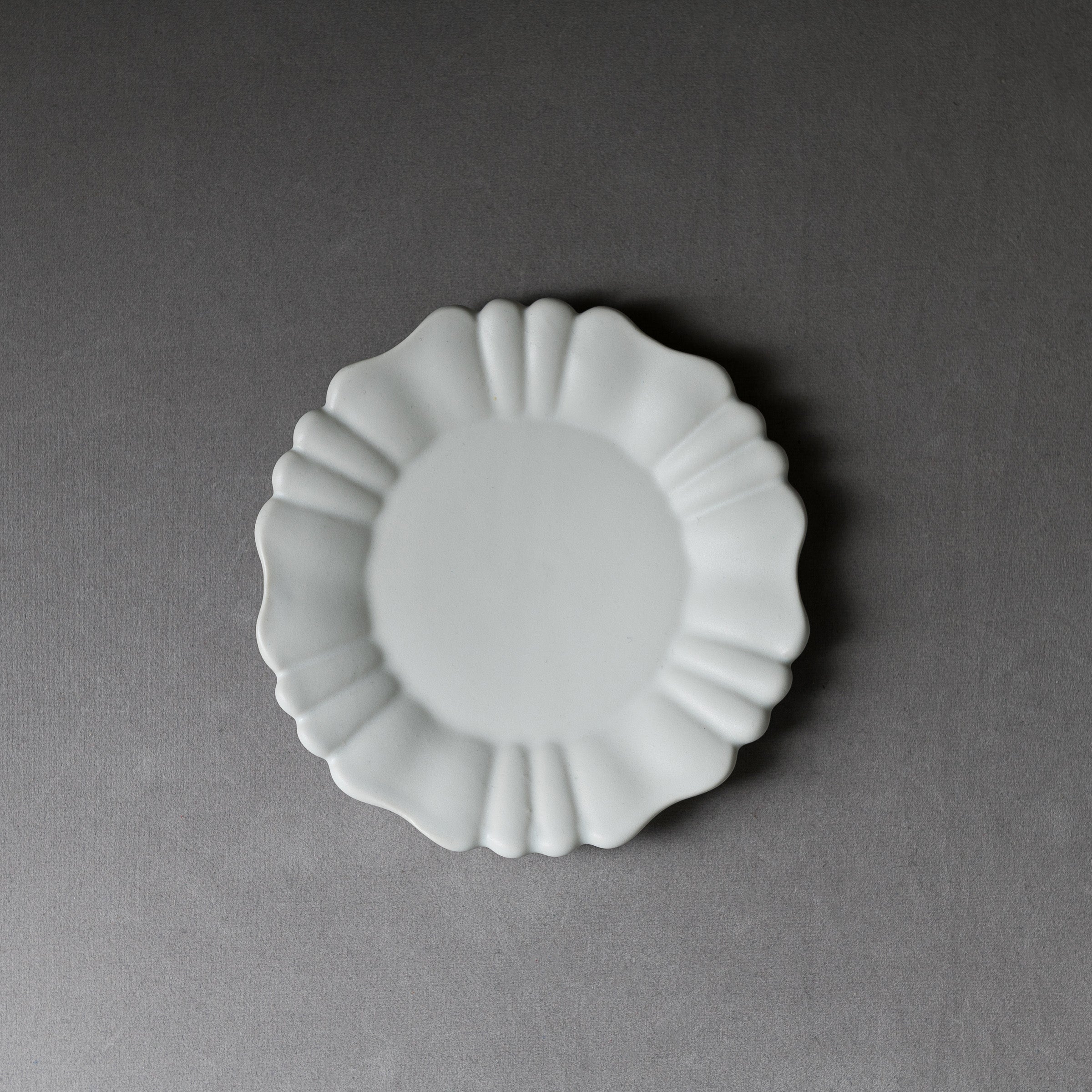 USUKIYAKI Handmade Ceramic Petal Plates Set of 2 - Japanese Flower-Shaped Dinner Plates for Sushi, Desserts & Home Decor - Elegant Tableware for Restaurants & Tea Ceremonies