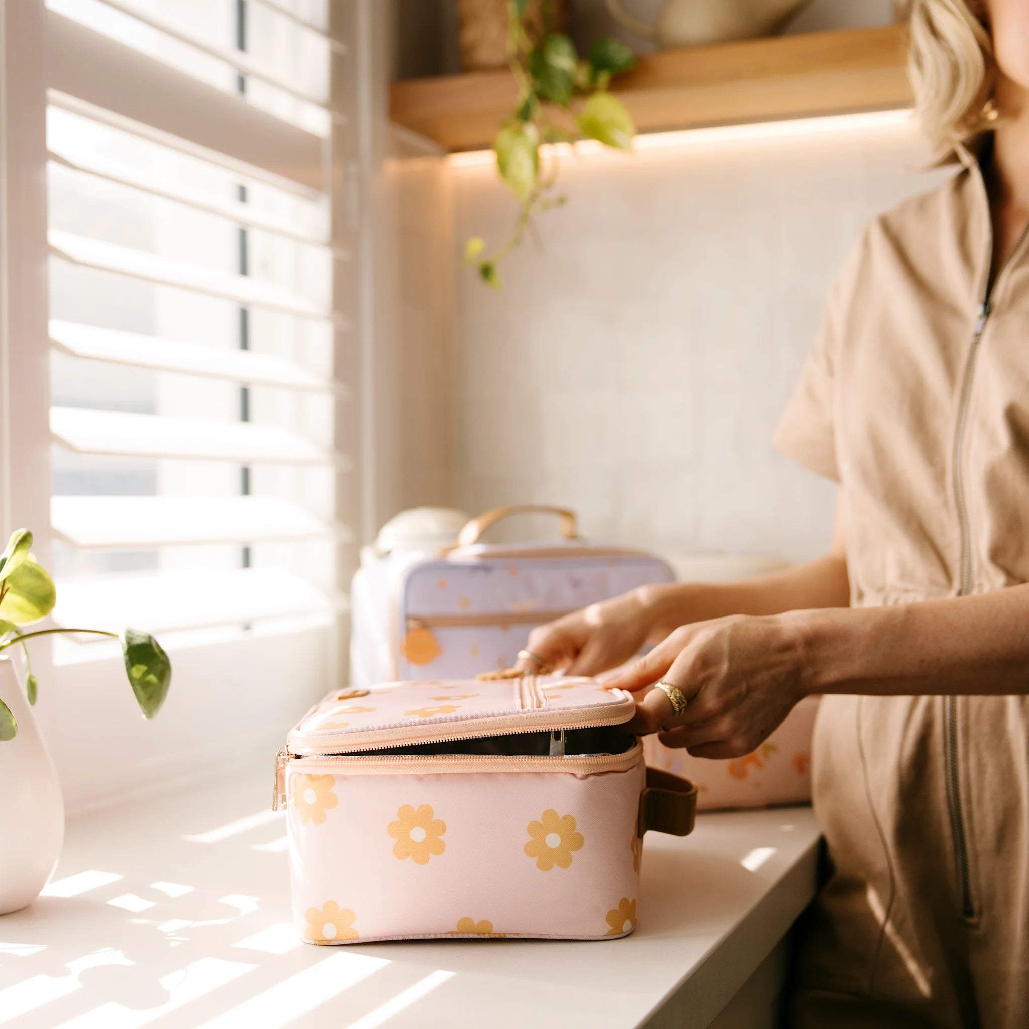 Insulated Lunch Bag with Daisy Chain Design - Perfect for School, Work, and Picnics | Leakproof & Eco-Friendly Food Container