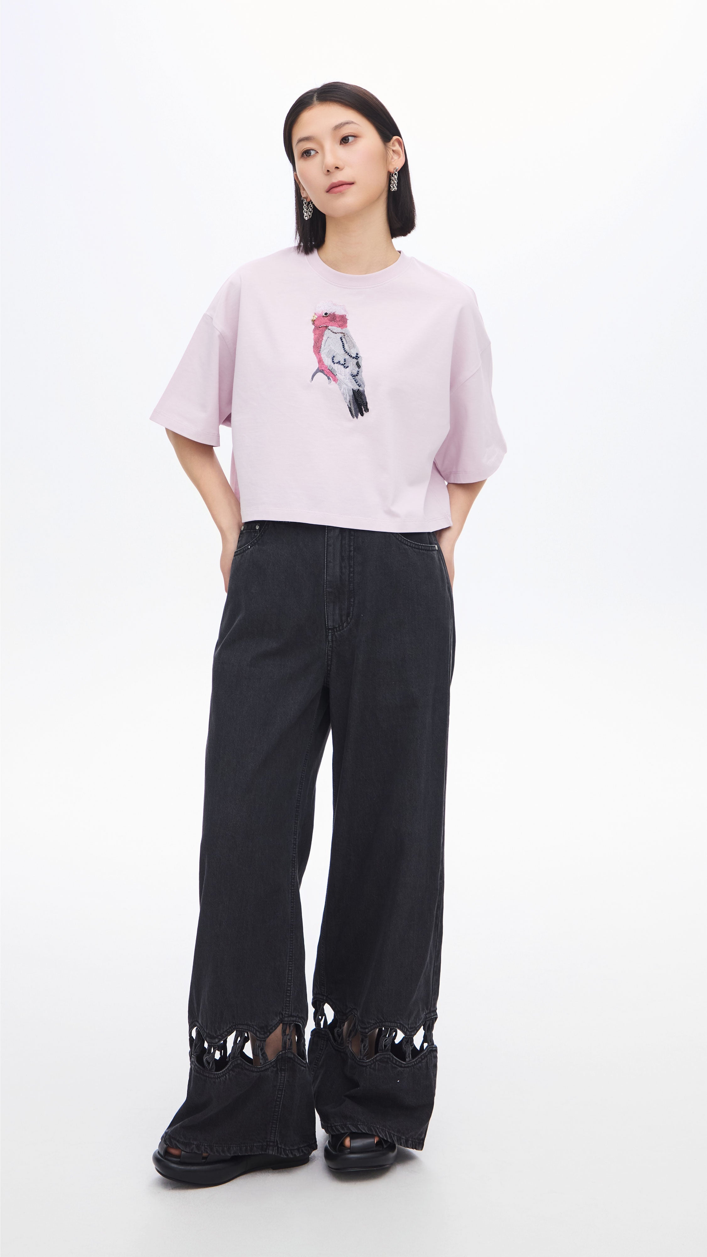 Trendy Cropped Parrot Graphic Embroidery T-Shirt for Women | Cute Animal Print Casual Top | Perfect for Summer Outfits & Beach Vacations