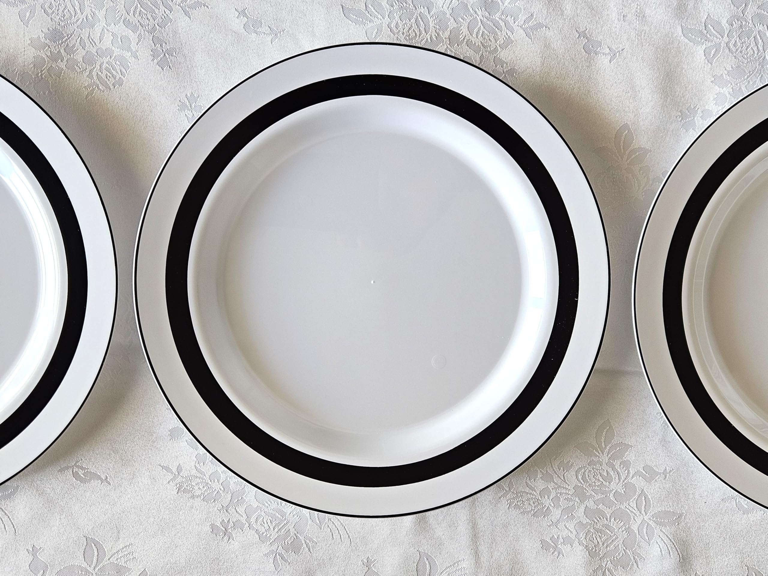 240 Heavyweight Disposable Plastic Plates for Weddings & Parties - 10.5'' Dinner Plates in Elegant Soleil White & Black - Perfect for Catering, Birthday Celebrations, and Special Events