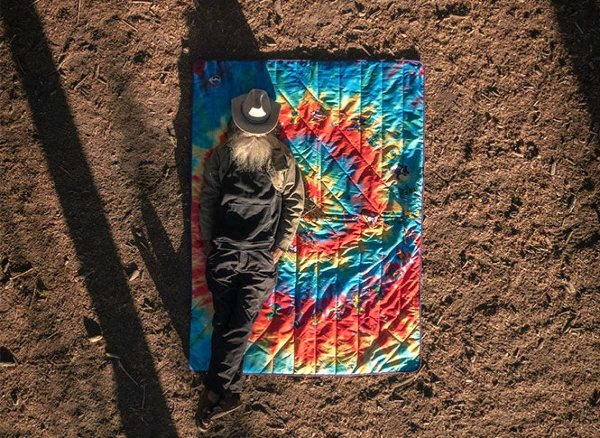 686 x Grateful Dead Waterproof Hooded Puffer Blanket - Cozy Outdoor Camping & Music Festival Essential (2023 Edition)