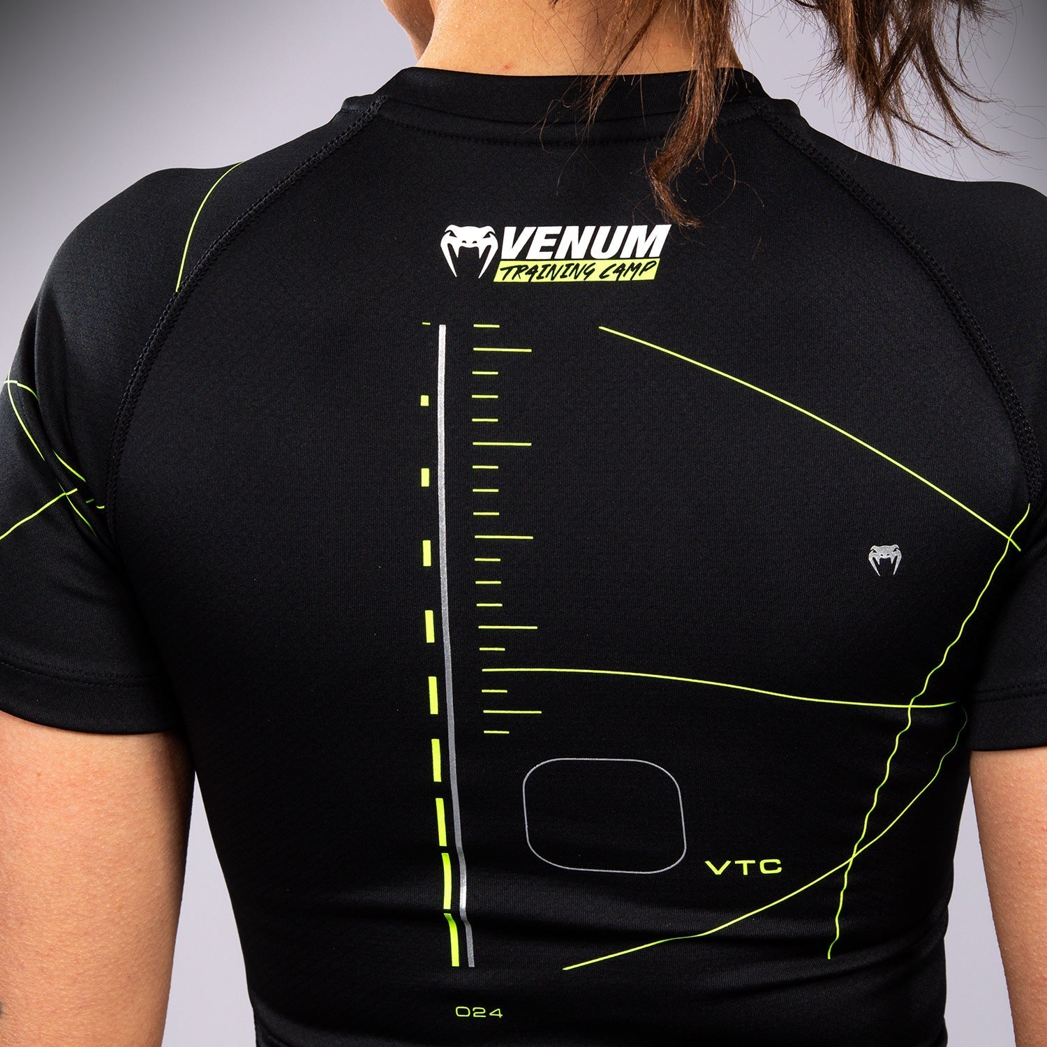 Venum Training Camp 4.0 Short Sleeve Rashguard for MMA, BJJ & Grappling - Moisture Wicking & Stretch Fit - Black & Neon Green - Perfect for Combat Sports & Gym Training
