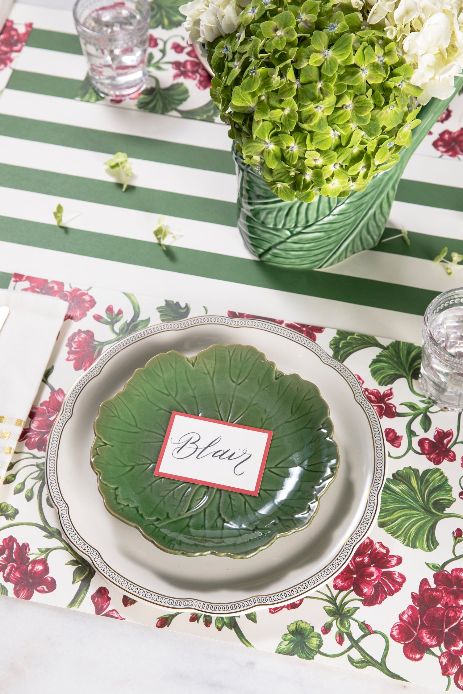 Geranium Garden Placemat - Waterproof & Non-Slip Table Mat for Dining, Kitchen, and Outdoor Picnics - Floral Design Home Decor