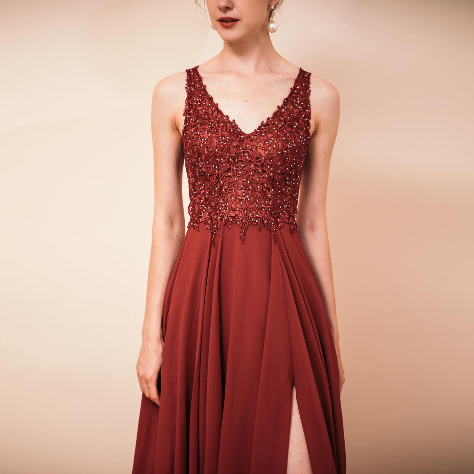 FCOMES Women's Lace Applique V-Neck Chiffon Bridesmaid Dress - A-Line Maxi Formal Gown with Slit for Wedding, Prom, Evening Party & Special Occasions