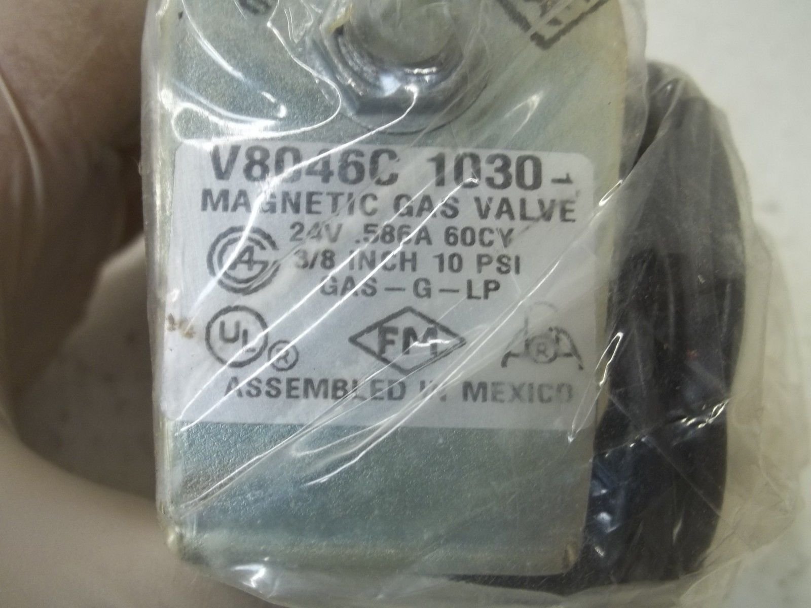 Honeywell V8046C1030 3/8 Inch Pilot Gas Valve 67 CFH 24V AC HVAC Controller for Furnace Boiler Water Heater & Heating Systems