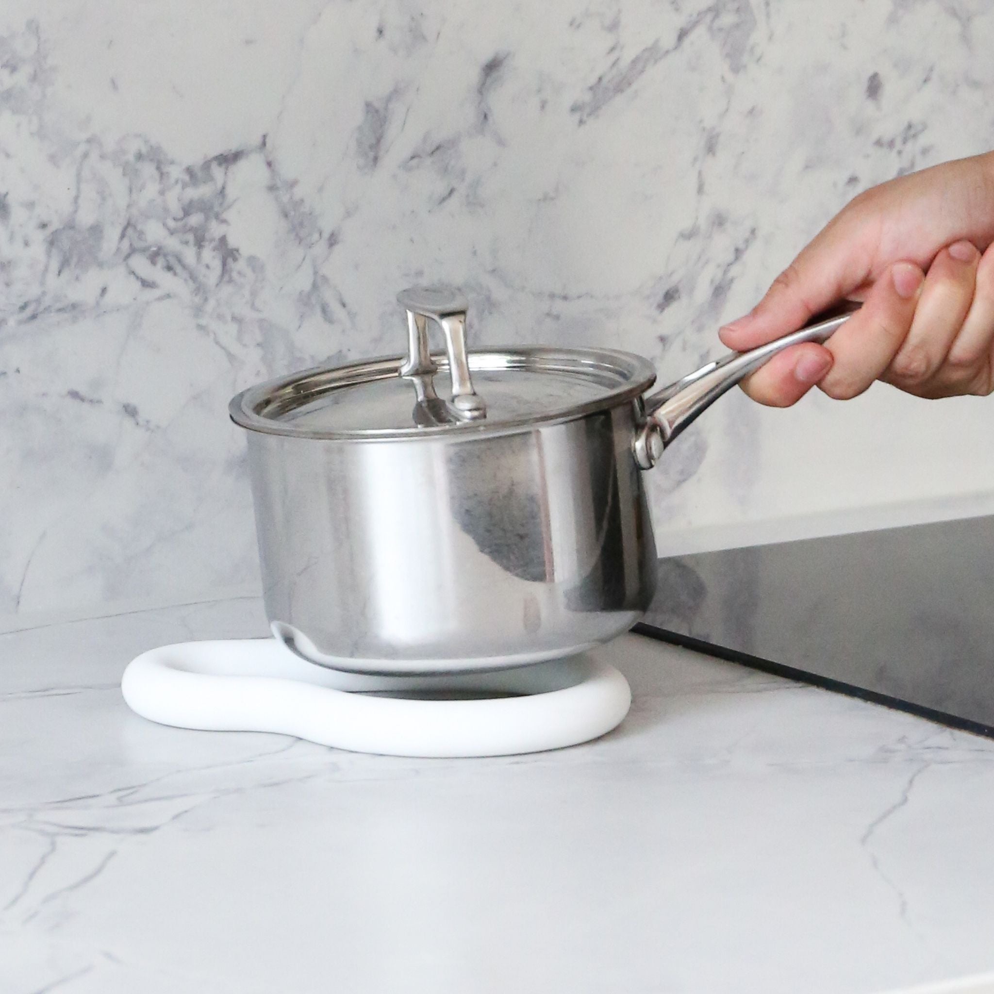 DESIGNSTUFF Heat Resistant Silicone Trivet - White Non-Slip Pot Holder for Kitchen Countertops & Dining Tables - Perfect for Hot Pots, Pans & Dishes