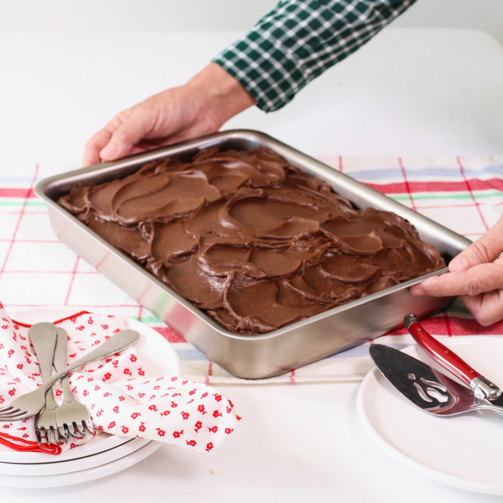 9 x 13 Inch Nonstick Baking Pan with Lid - Oven Safe, Dishwasher Safe - Perfect for Cakes, Brownies, Roasting Vegetables & Family Dinners