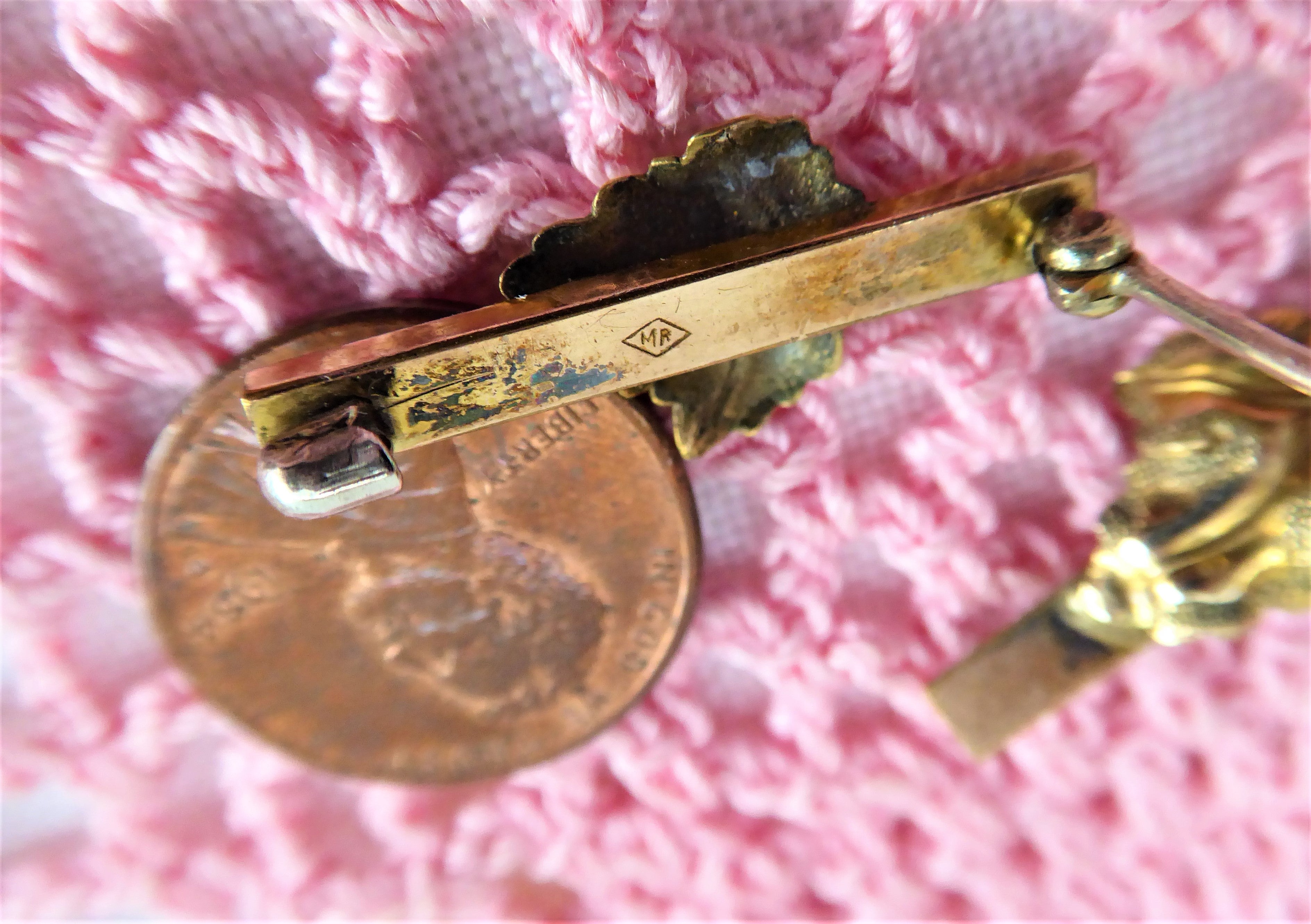 Vintage 1940s 1950s Gold Plated Grape Leaf Lingerie Pins - Antique Dimensional Scatter Brooches for Lingerie, Blouses, Hats & Vintage Fashion Accessories