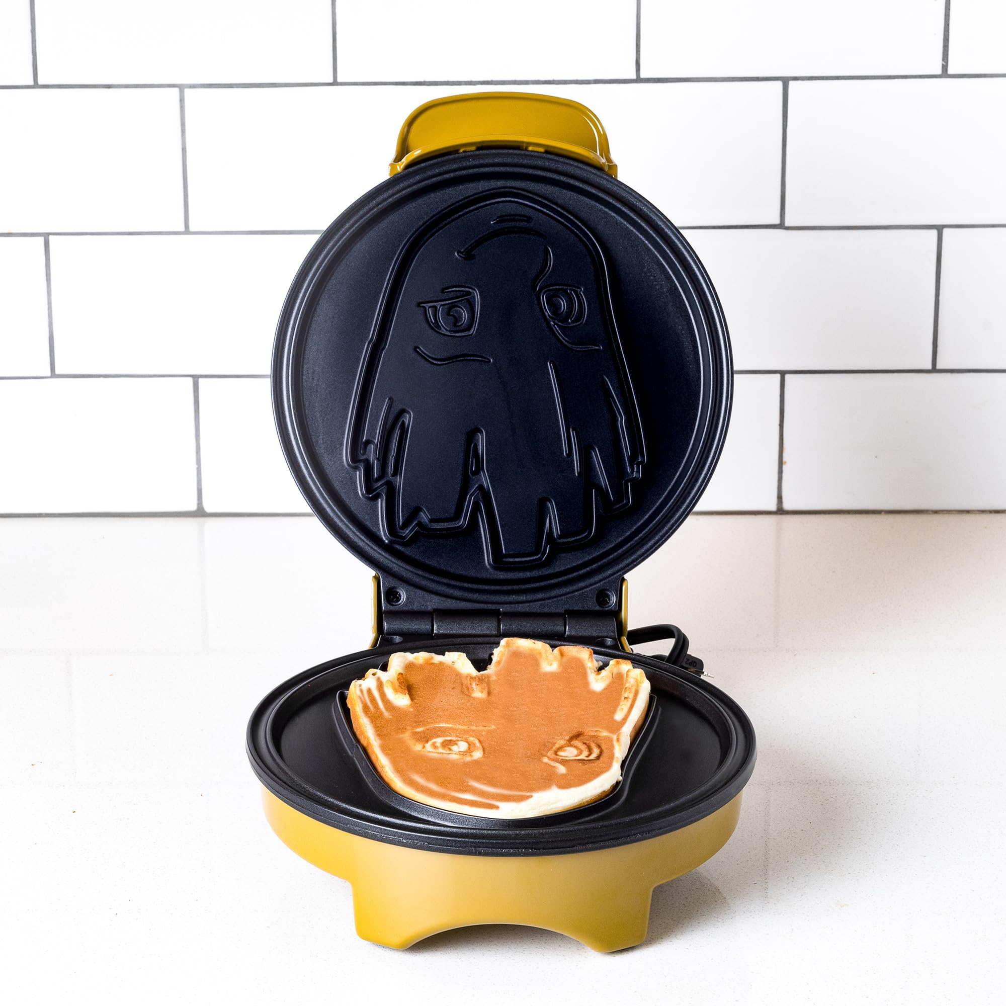 Uncanny Brands Marvel Groot Waffle Maker - Make I Am Groot Waffles - Non-Stick Waffle Iron for Breakfast, Kids Party & Superhero Fans - Perfect for Marvel Themed Events & Family Fun