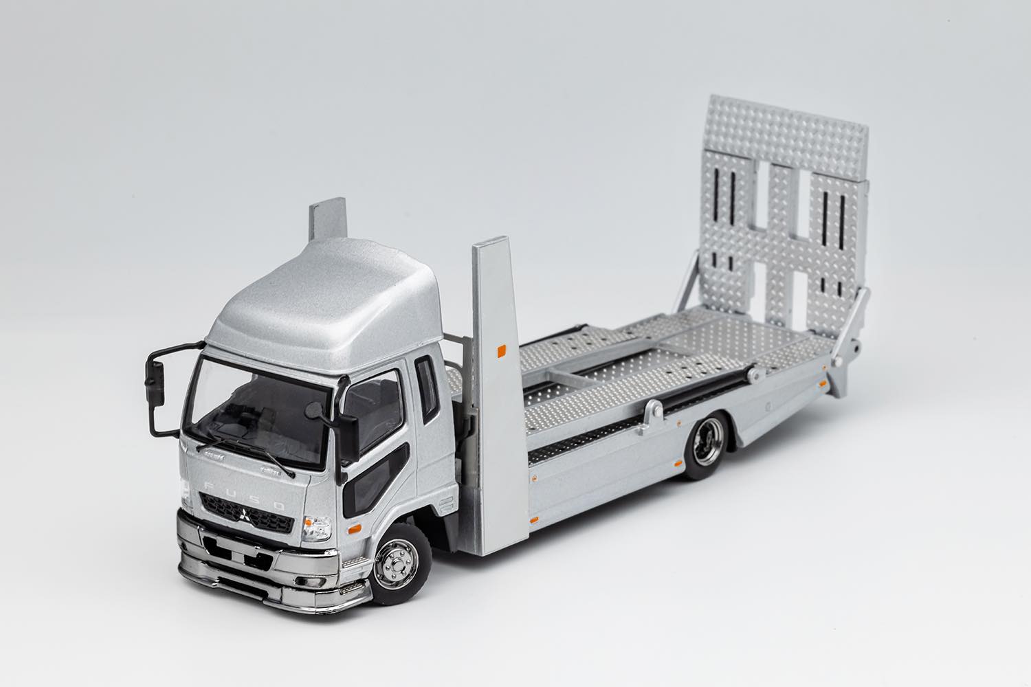 1:64 Scale Mitsubishi Fuso Fighter Double Decker Transport Truck Toy - Silver Diecast Model Car for Kids & Collectors - Perfect for Playtime, Display, and Collection Scenes