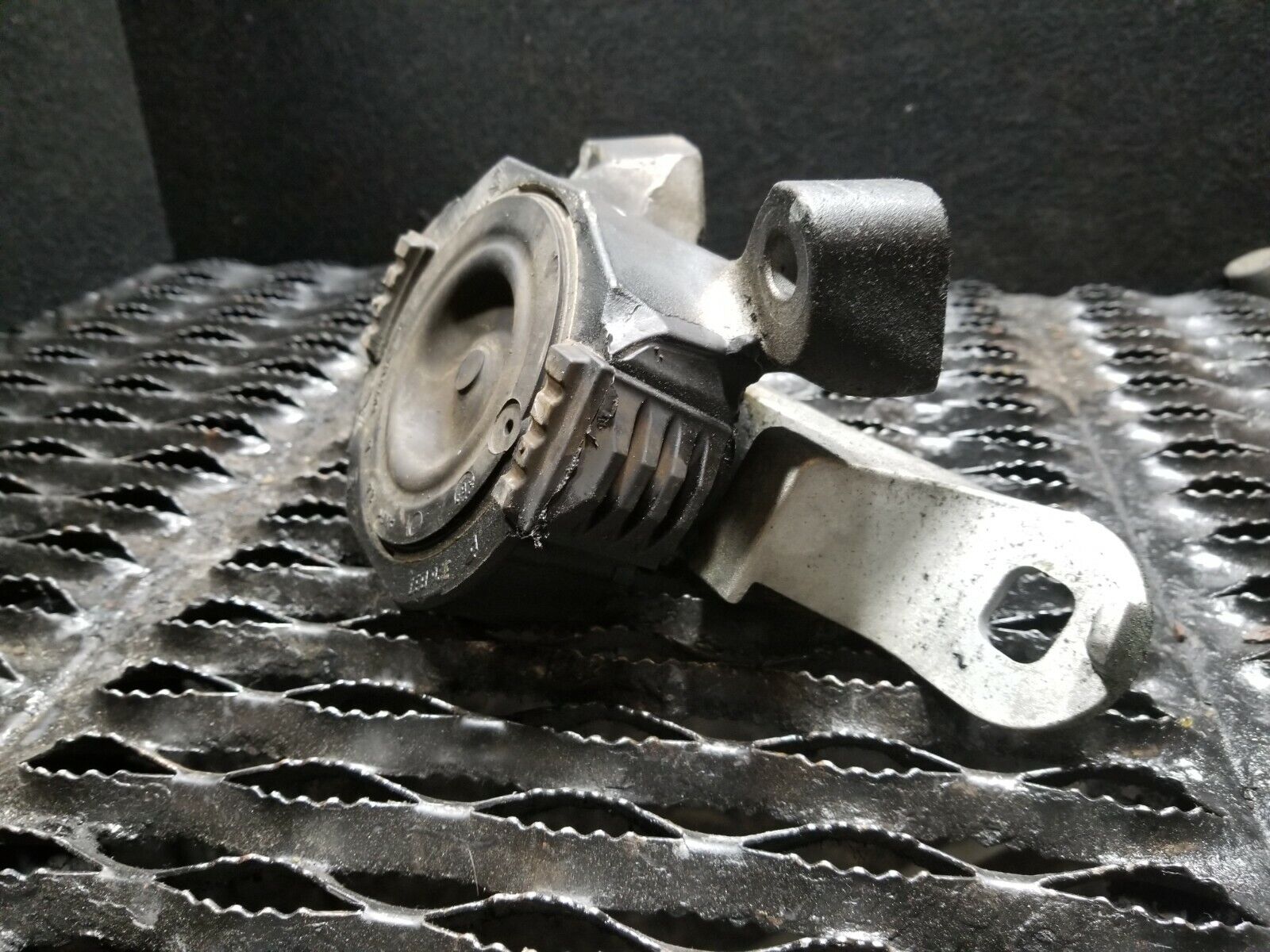 05 06 07 Volvo S40 2.4L Engine Mount Replacement - OEM Quality - Compatible with Volvo S40 2.4L Models - Perfect for Smooth Ride & Vibration Reduction