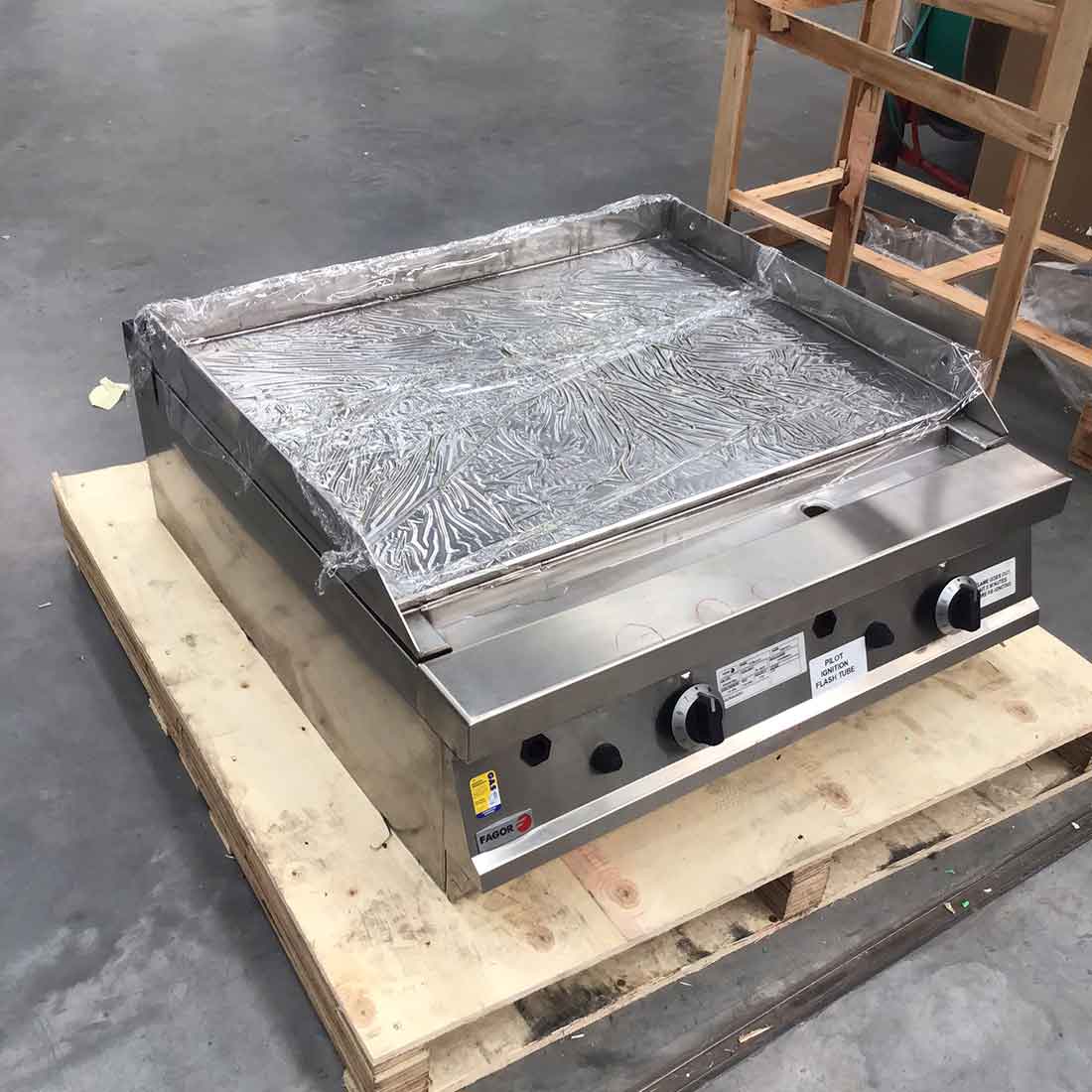 Fagor FTG9 10L 2-Zone Natural Gas Mild Steel Fry Top - Commercial Grade Restaurant Griddle for High-Volume Cooking | Perfect for Breakfast Service, Burger Grilling & Pancake Making