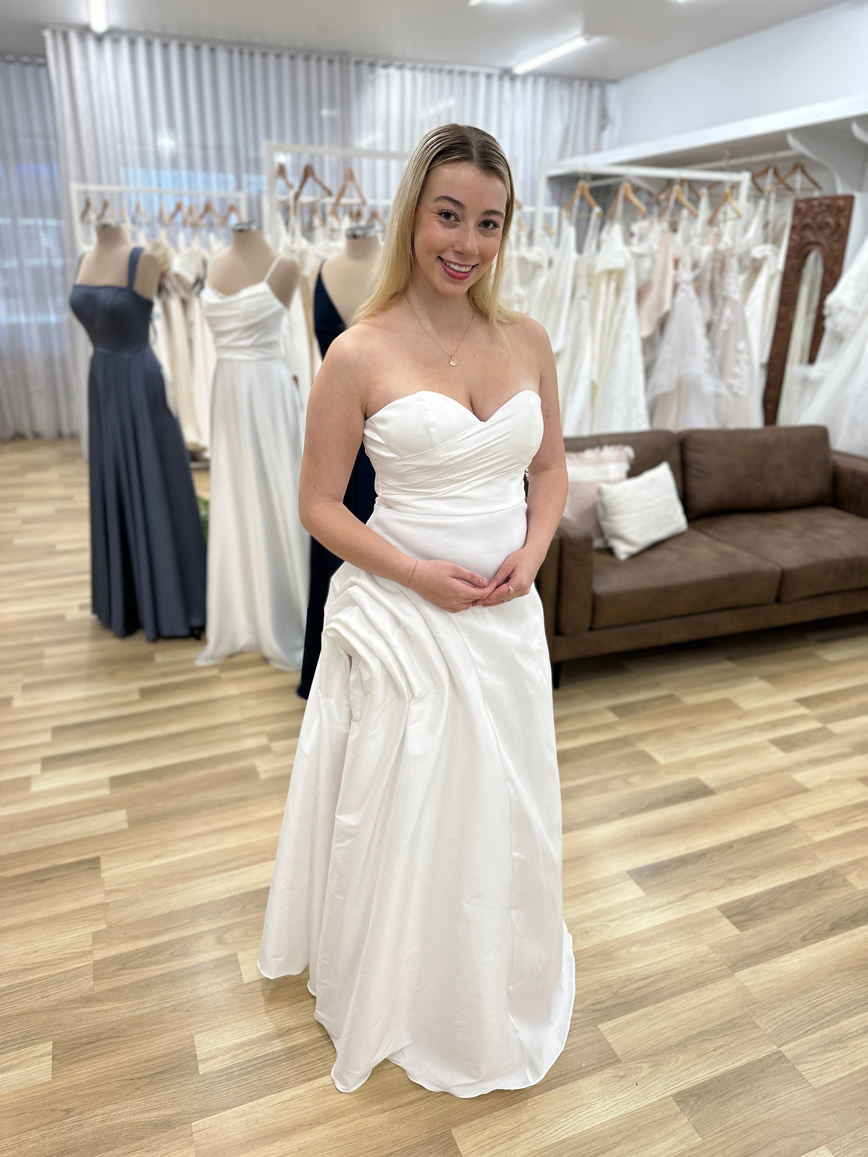 Isabeau Sweetheart Gown - Elegant Formal Dress for Prom, Wedding & Evening Events | Flattering Neckline & Romantic Silhouette