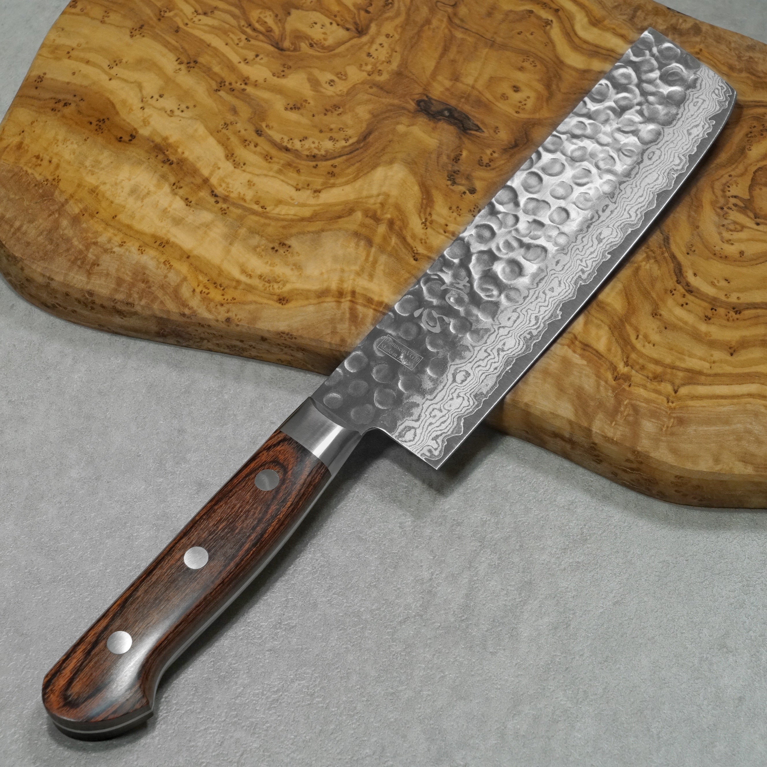 Premium Isshin Hammered 17-Layer Damascus VG10 Nakiri Knife 160mm - Japanese Vegetable & Meat Cleaver for Professional Chefs & Home Cooking