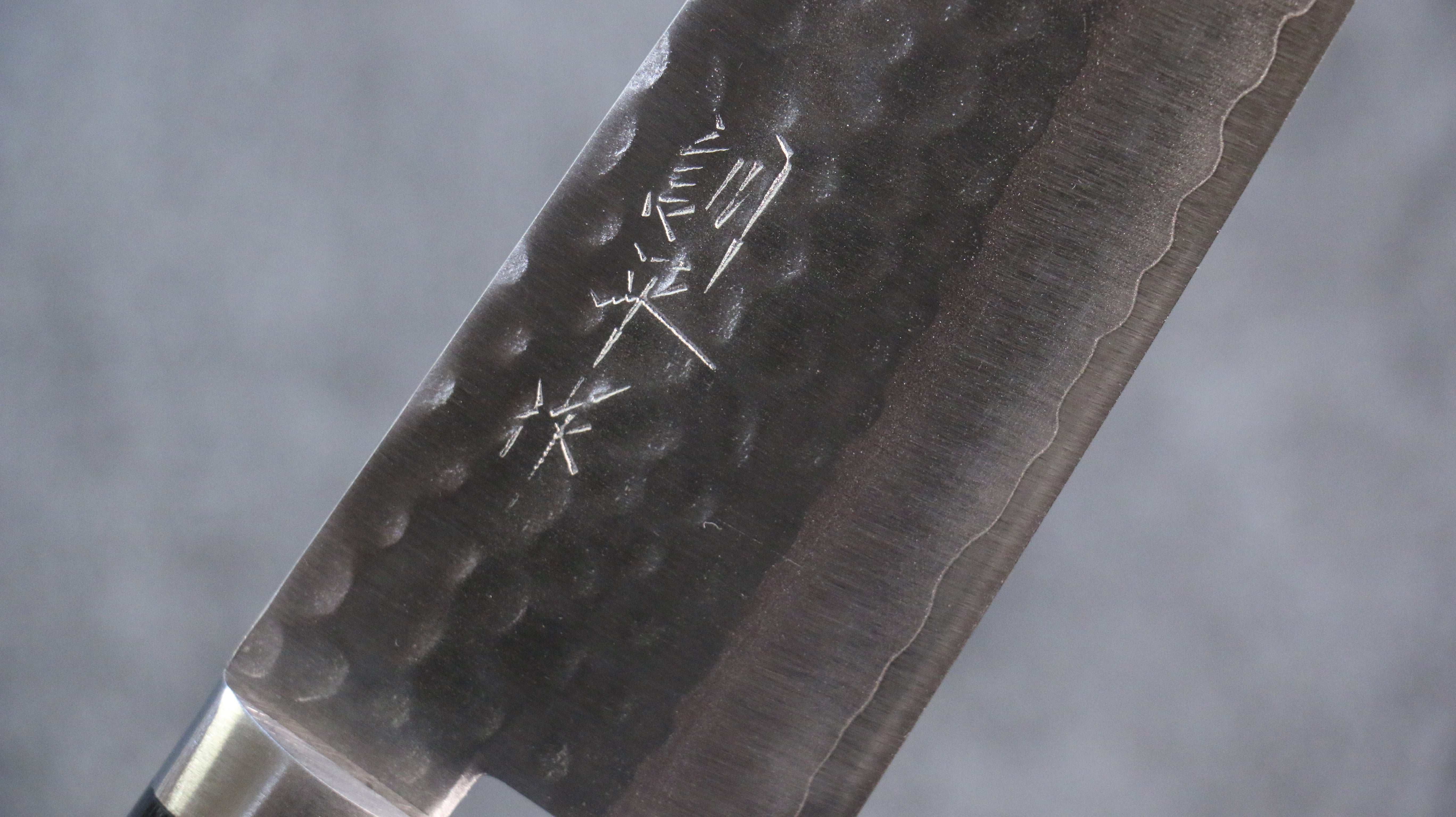 Kunihira VG1 Hammered Santoku Knife 170mm - Japanese Chef Knife with Navy Blue Pakkawood Handle - Perfect for Slicing, Dicing & Chopping Vegetables, Meat & Fish