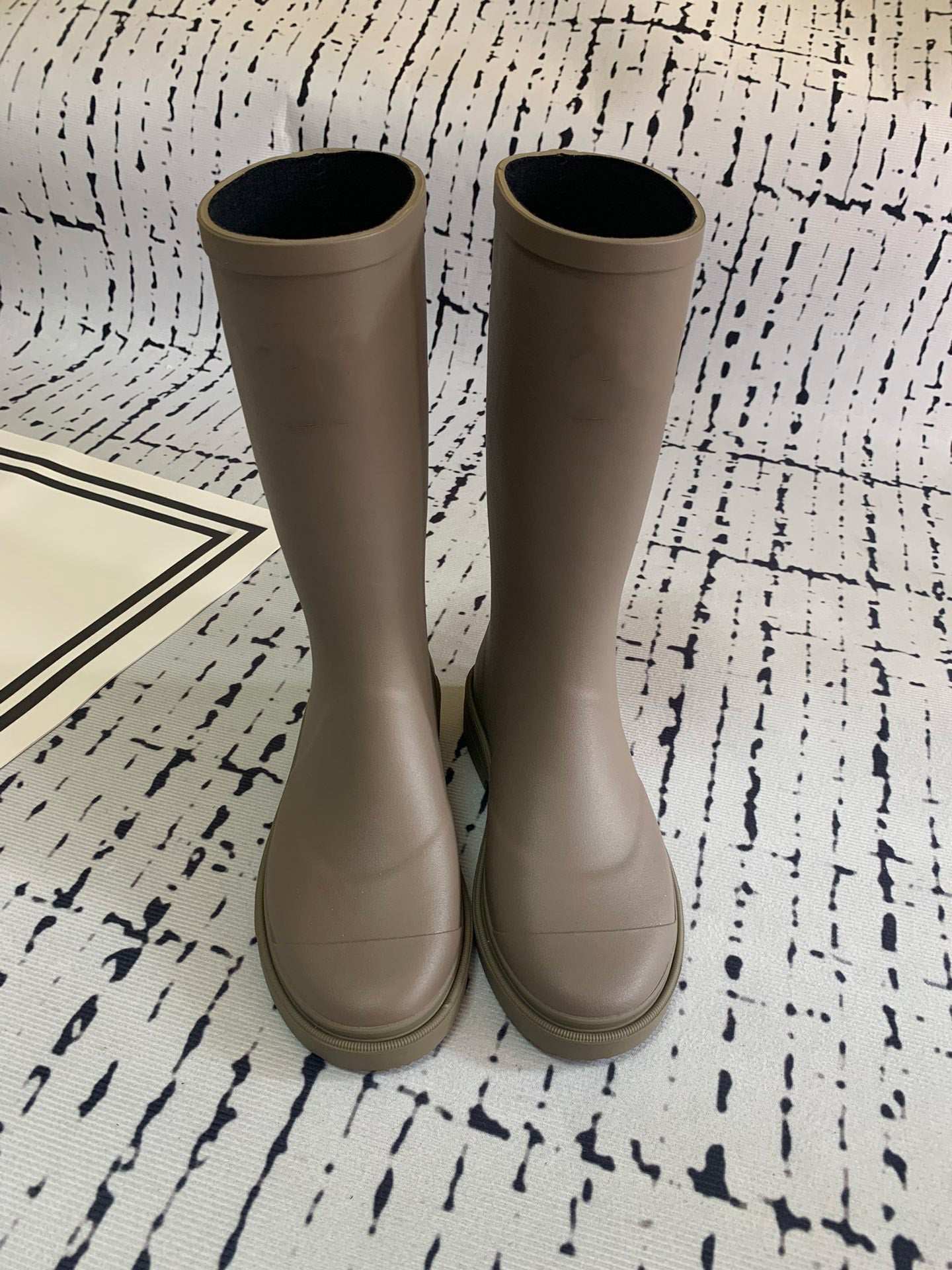 Premium Non-Slip Silicone Boots for Men & Women - Waterproof Winter Snow Boots with Thermal Insulation - Perfect for Hiking, Outdoor Work & Cold Weather Activities