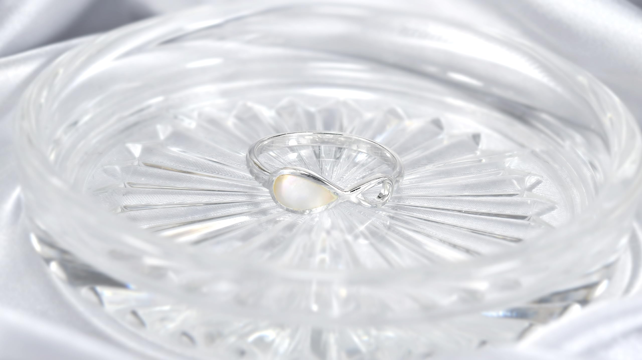 AeraVida Everlasting Infinity Bond .925 Sterling Silver Ring with Mother of Pearl Inlay | Elegant Pearl & Infinity Rings for Women | Size 8 | Perfect for Anniversaries, Weddings & Special Occasions