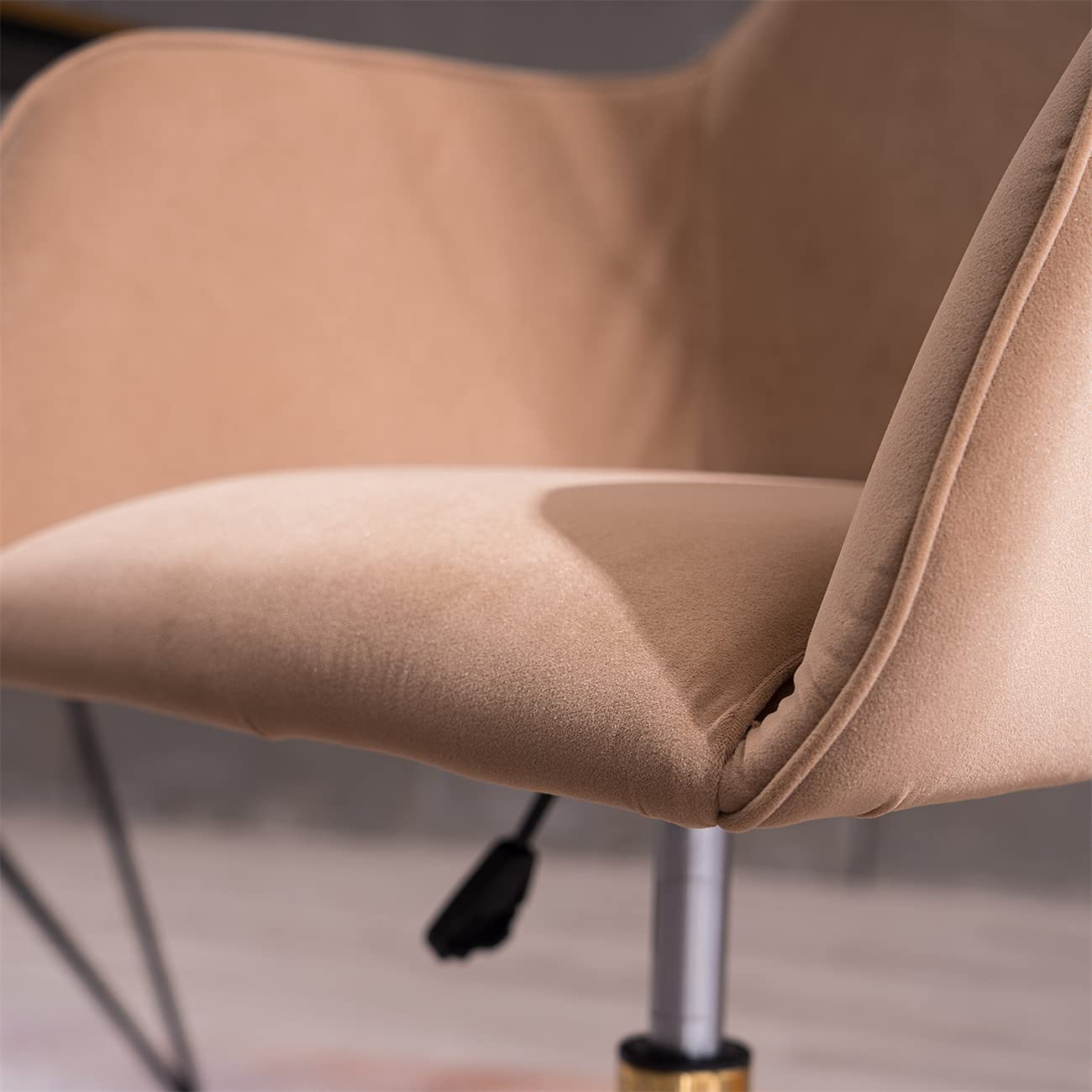 Ergonomic Swivel Office Chair with Wheels & Adjustable Armrests - Modern Velvet Task Chair for Home Office, Bedroom & Workspace - Light Coffee Computer Desk Chair for Comfort & Productivity